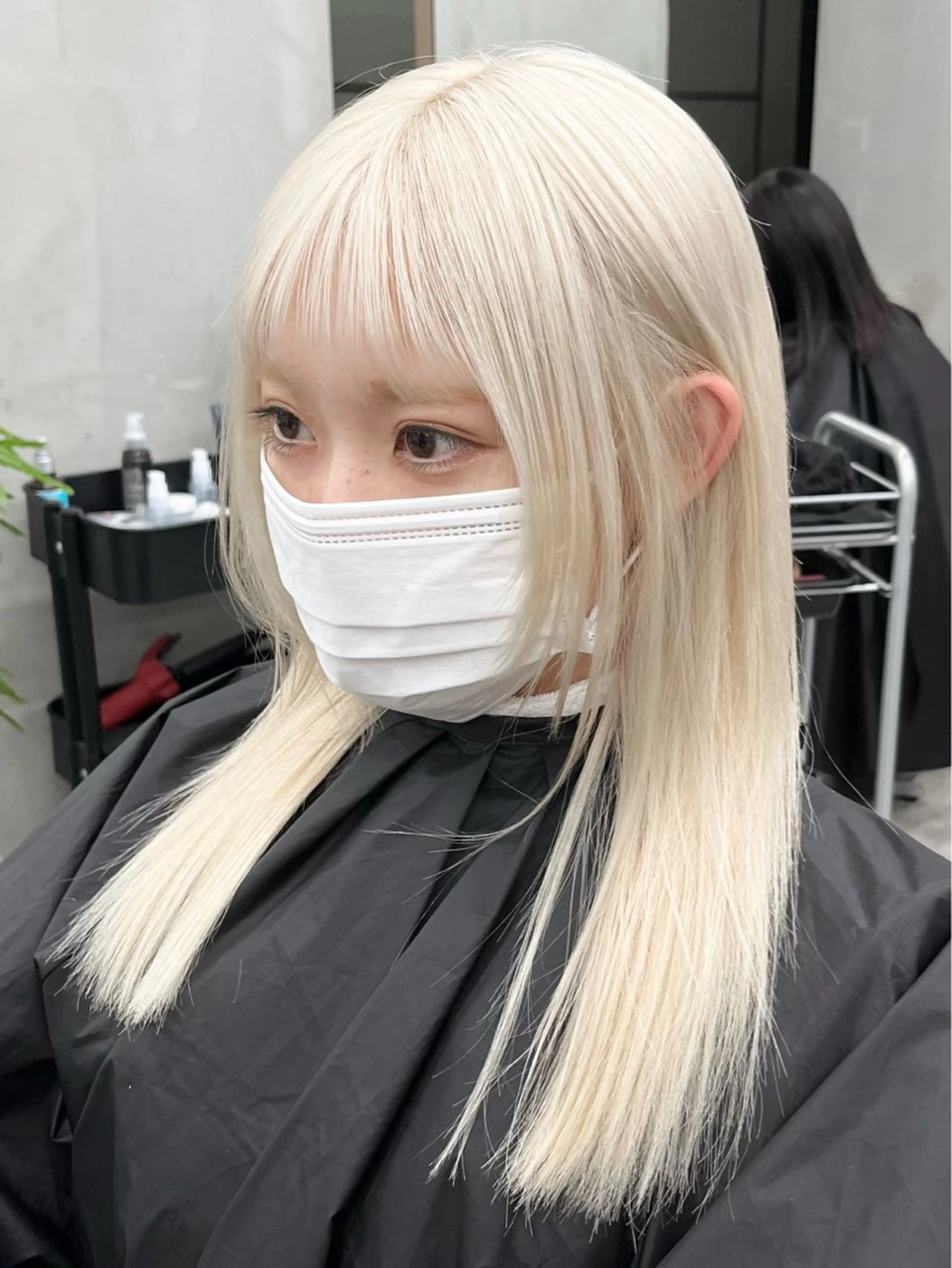 セミロング カラー イツク ⚡️ ルーツ/ハイトーンのヘアスタイル
