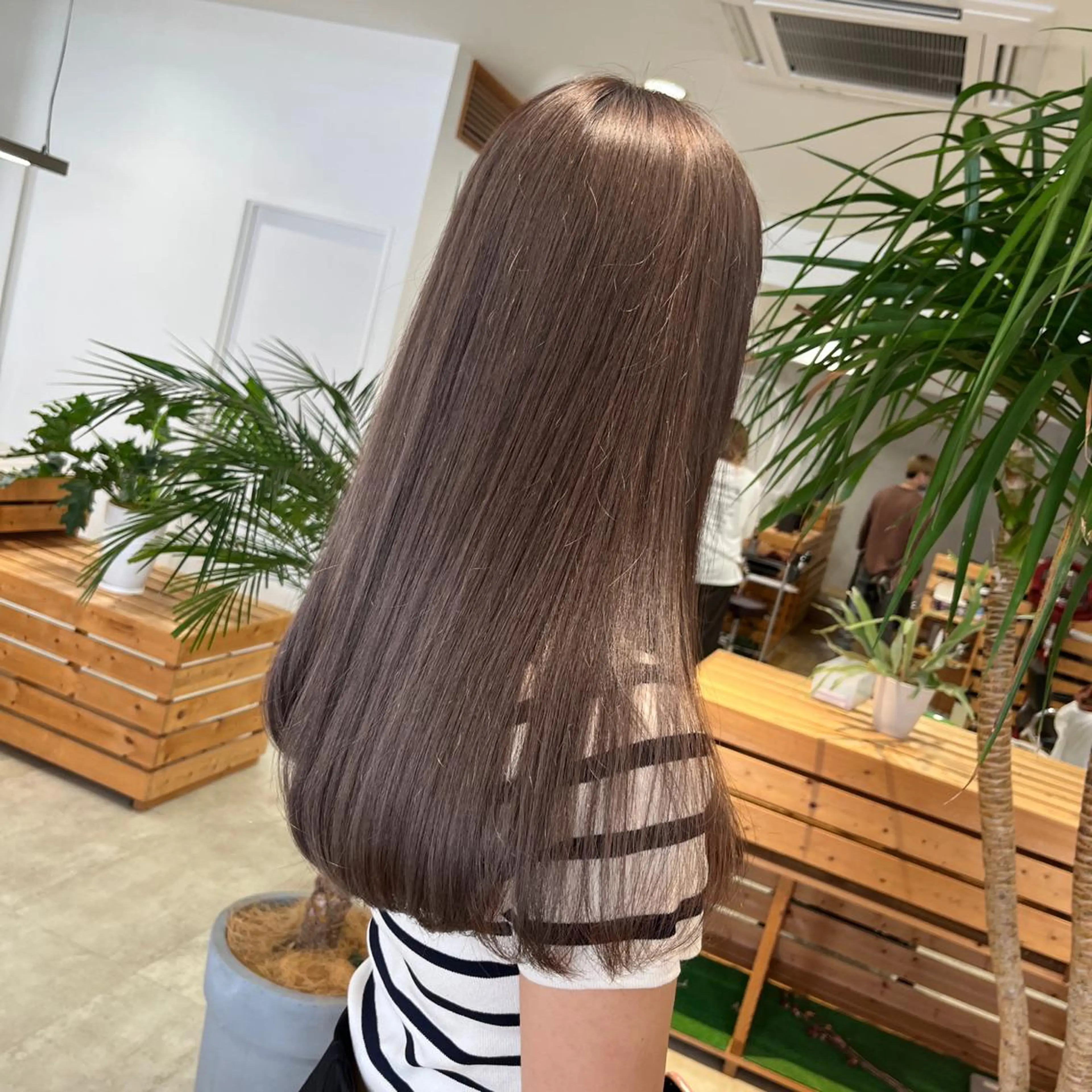 セミロング セミロングパーマ アッシュ ボブ ハイライト 似合わせカット カット ヘアカラー 縮毛矯正 トリートメント hoNua. 栄/透明感カラーのヘアスタイル