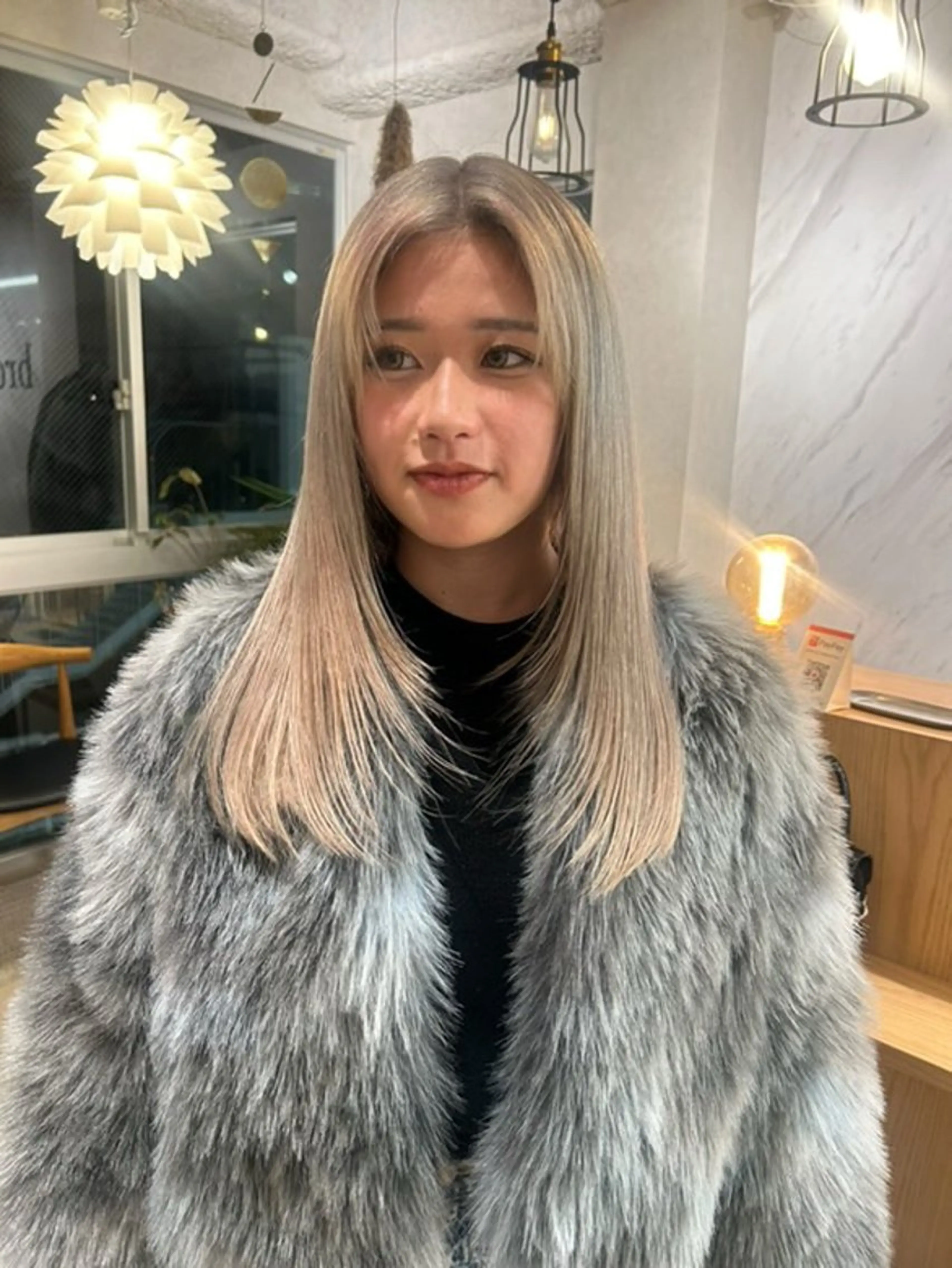 ミディアム カラー ベージュカラー シルバー broocH 清水 駿【デザインカラー】のヘアスタイル