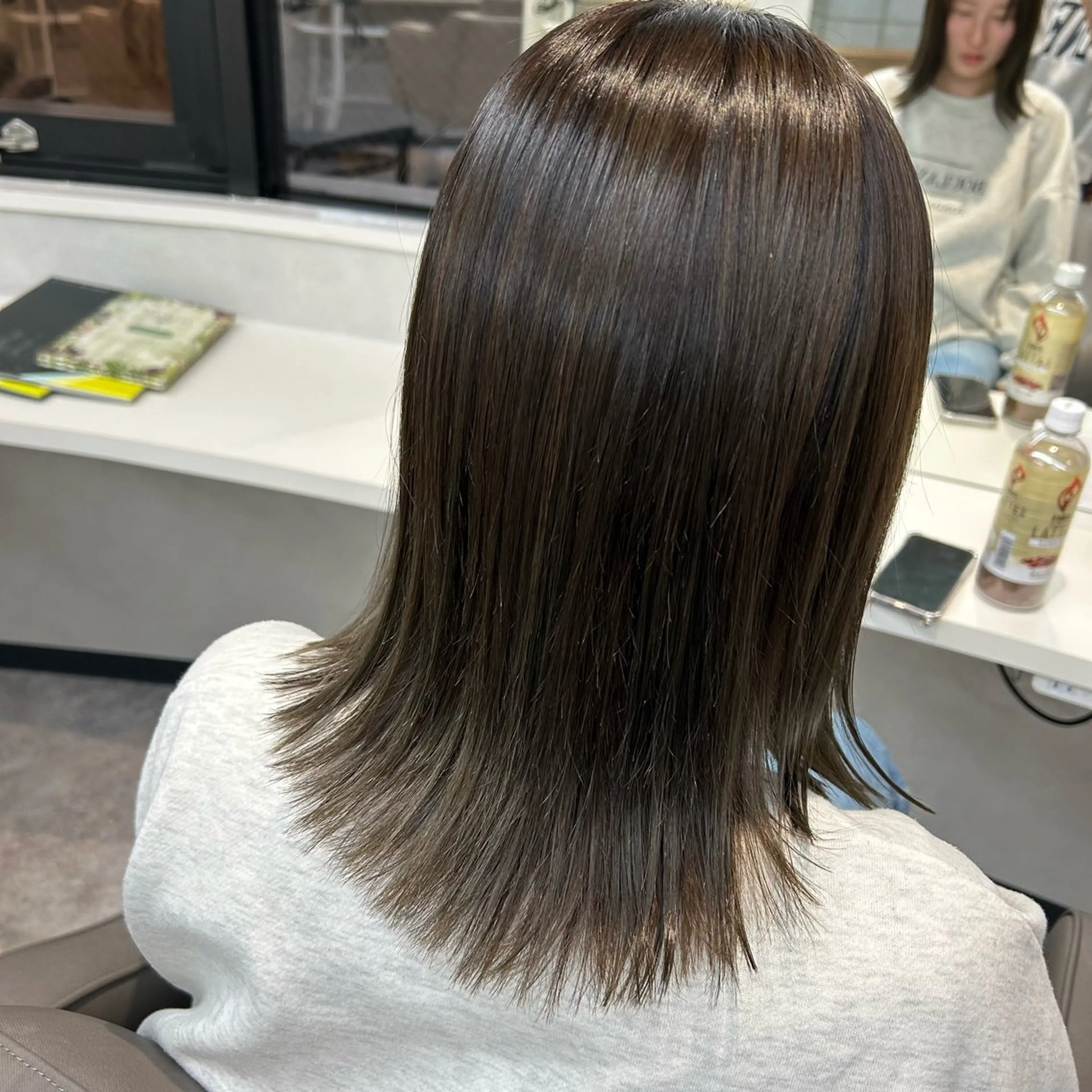 ミディアム カラー 外ハネヘア 荻野 晴香のヘアスタイル