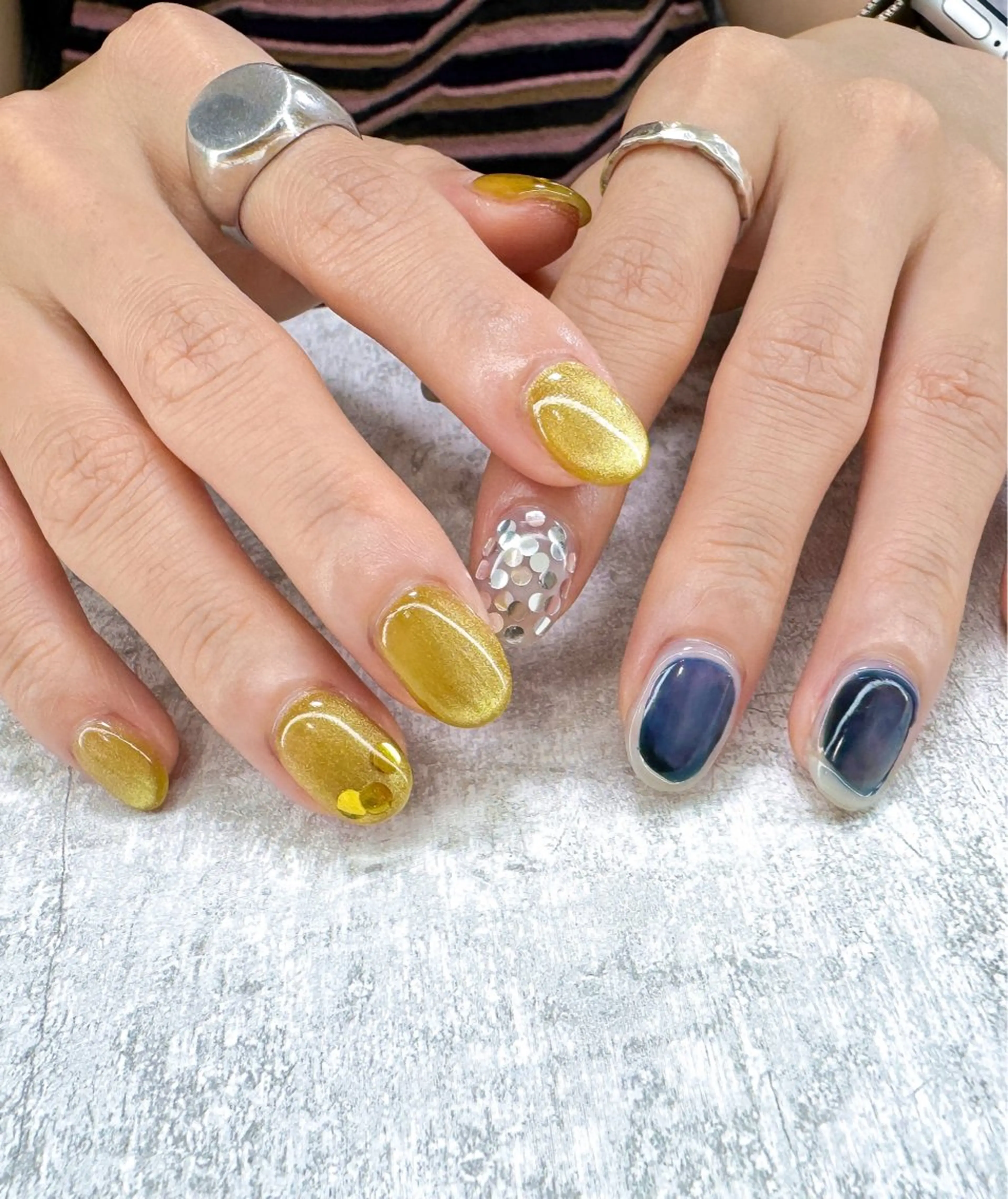 ネイル マグネットネイル ネイビー ニュアンスネイル リボン 黄色 ハンドネイル pointillé .ayaのネイルデザイン