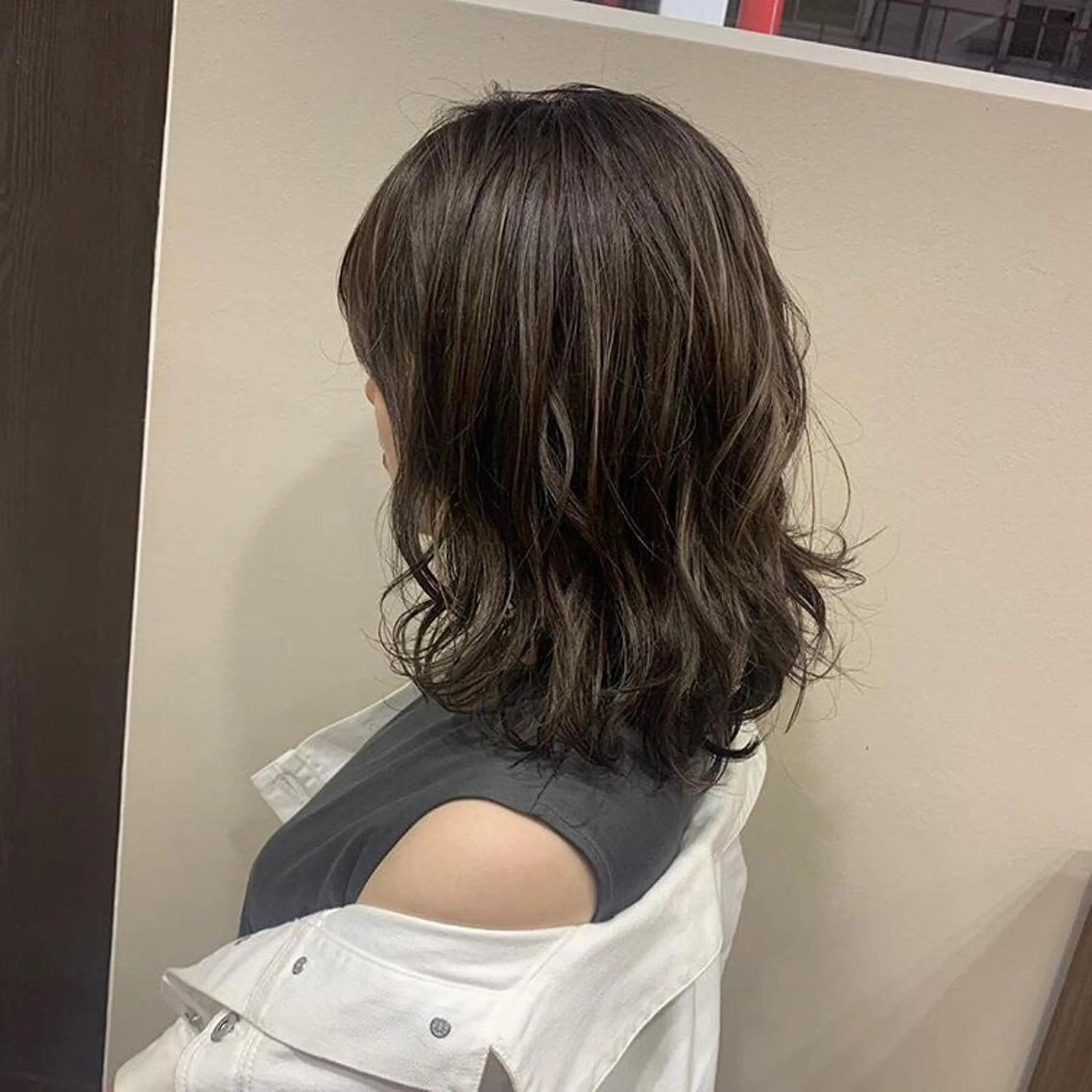 ミディアム カラー グレージュ ハイライトカラー ハイライト ヘアカラー トリートメント 東條 克義のヘアスタイル