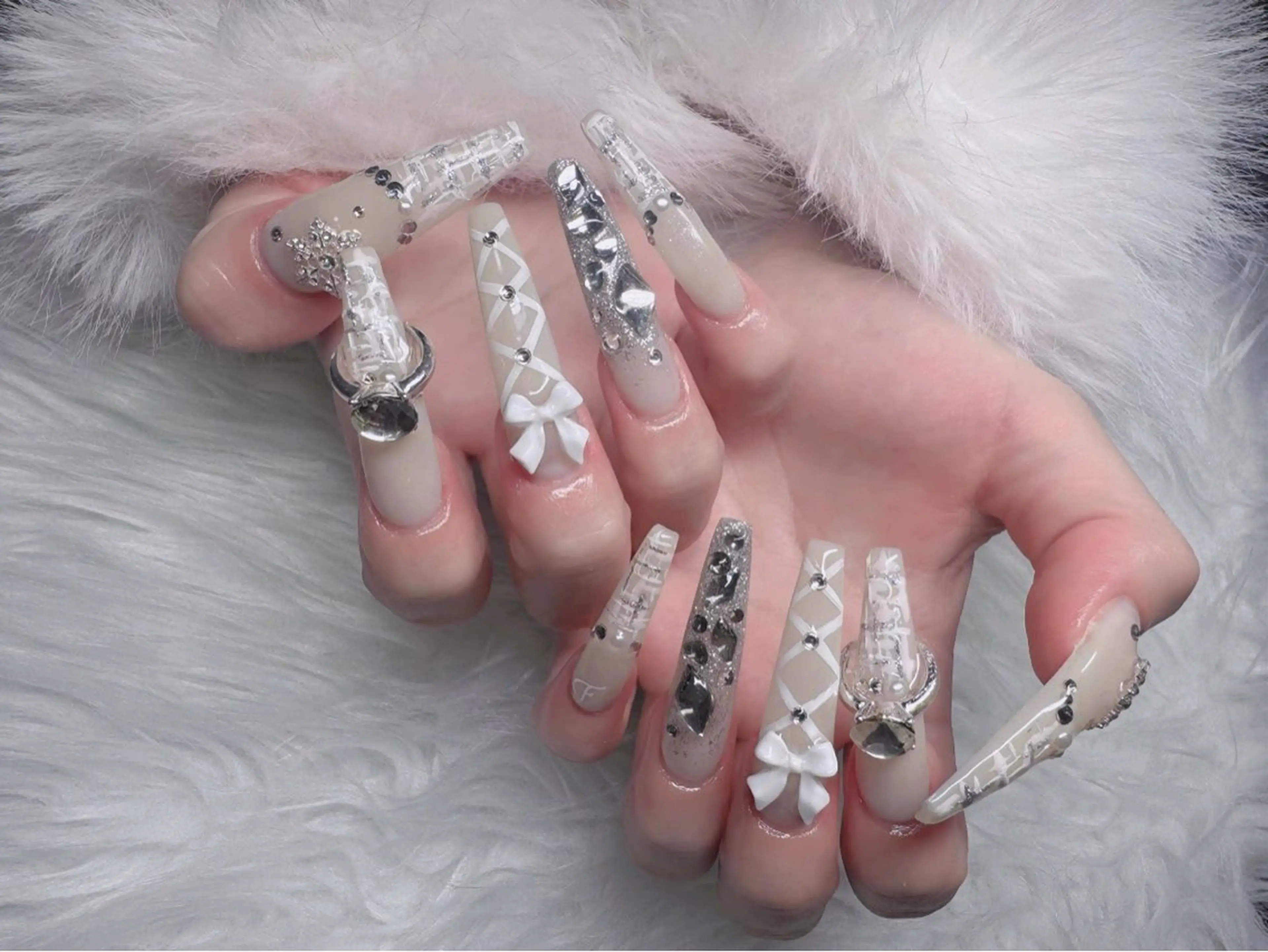 ネイル オーロラネイル フレンチネイル ジェルネイル ハロウィン キラキラネイル ハンドネイル H.baby Nail Salonのネイルデザイン
