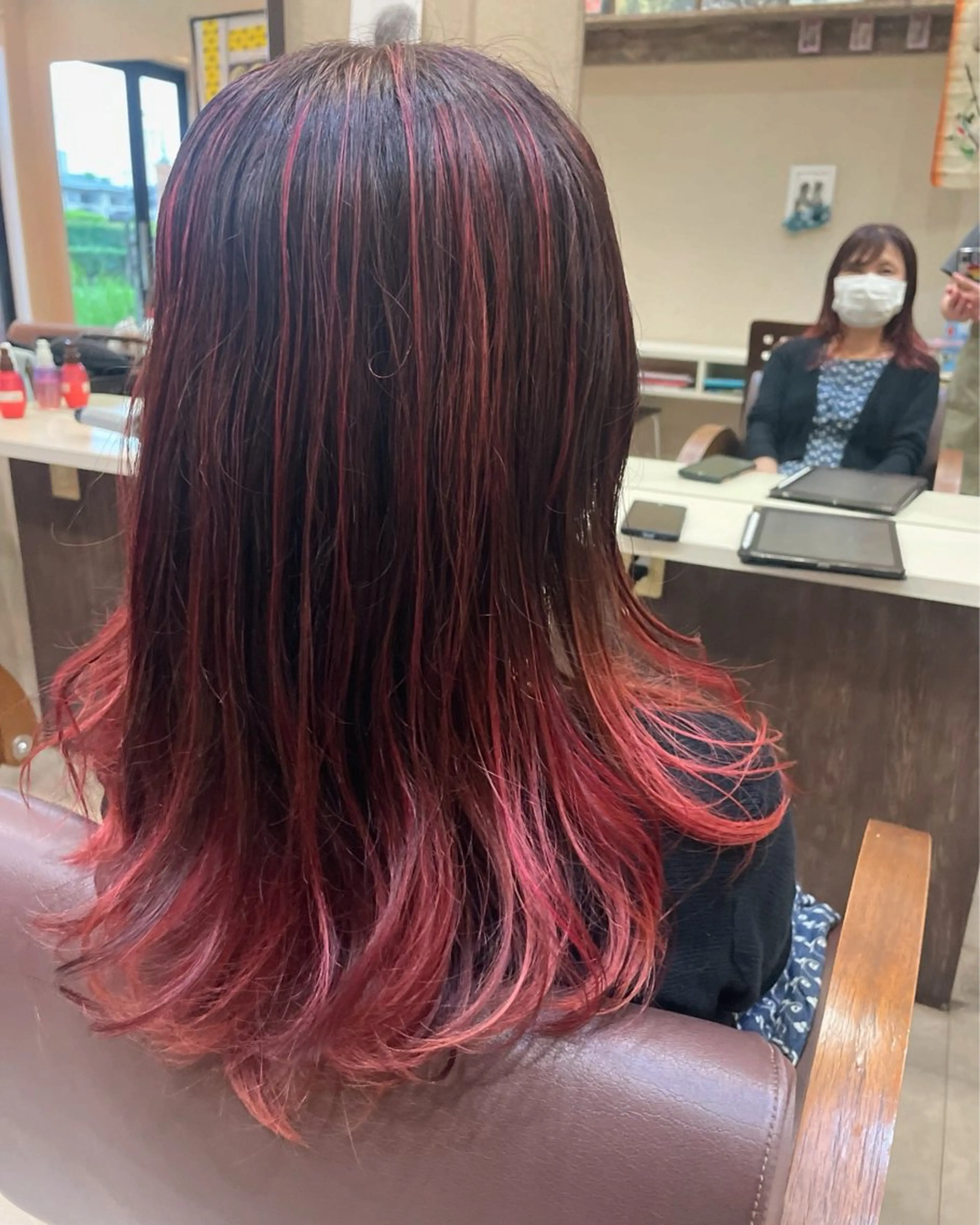 ロング カラー バレイヤージュ レッドカラー レイヤーカット リヴァベイリア所属・カラー/フリーランス 鈴木 亜紀子のヘアスタイル