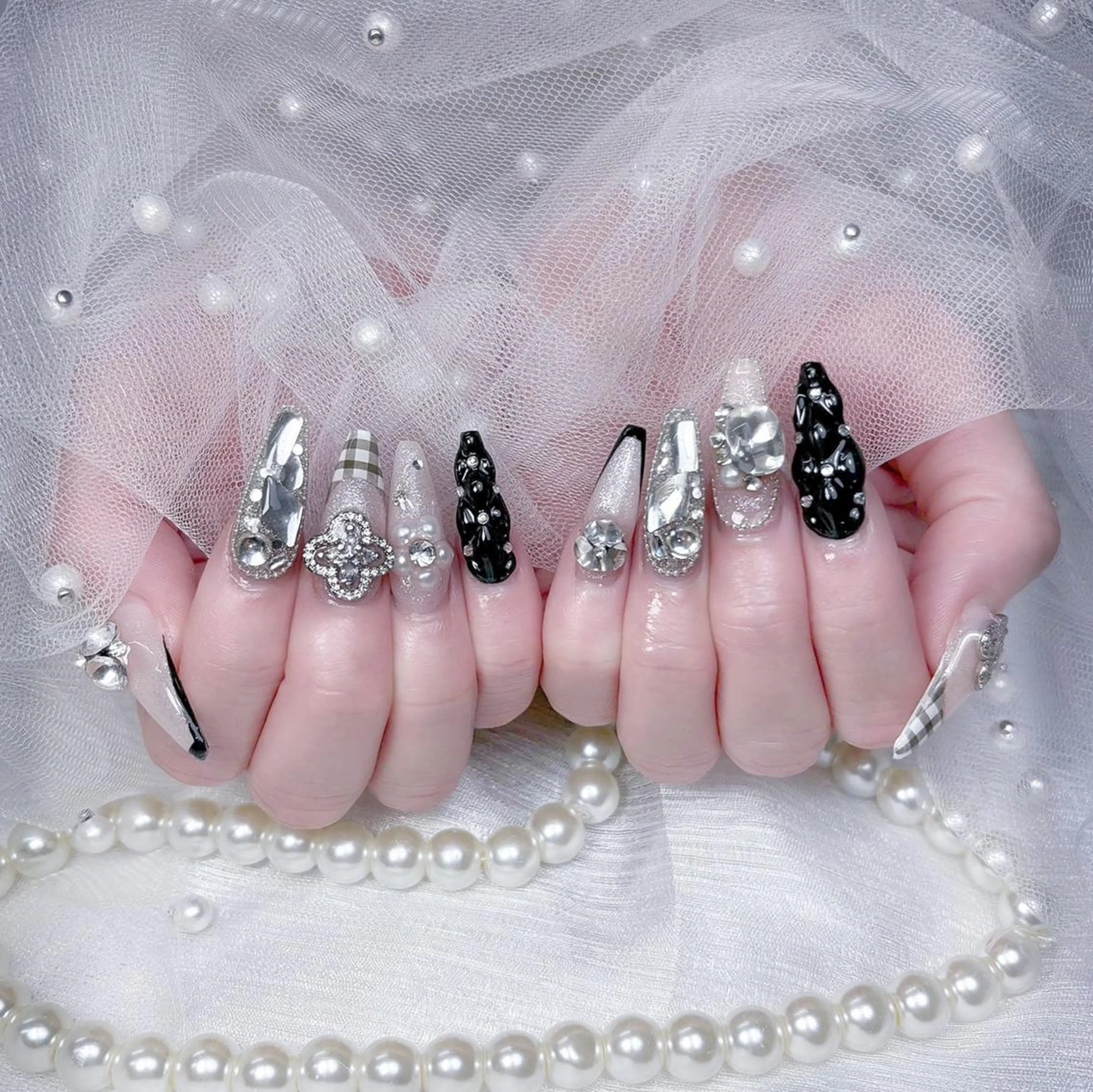 ネイル アートネイル ブラウン ジェルネイル ゴールド キラキラネイル Jerry Novaのネイルデザイン