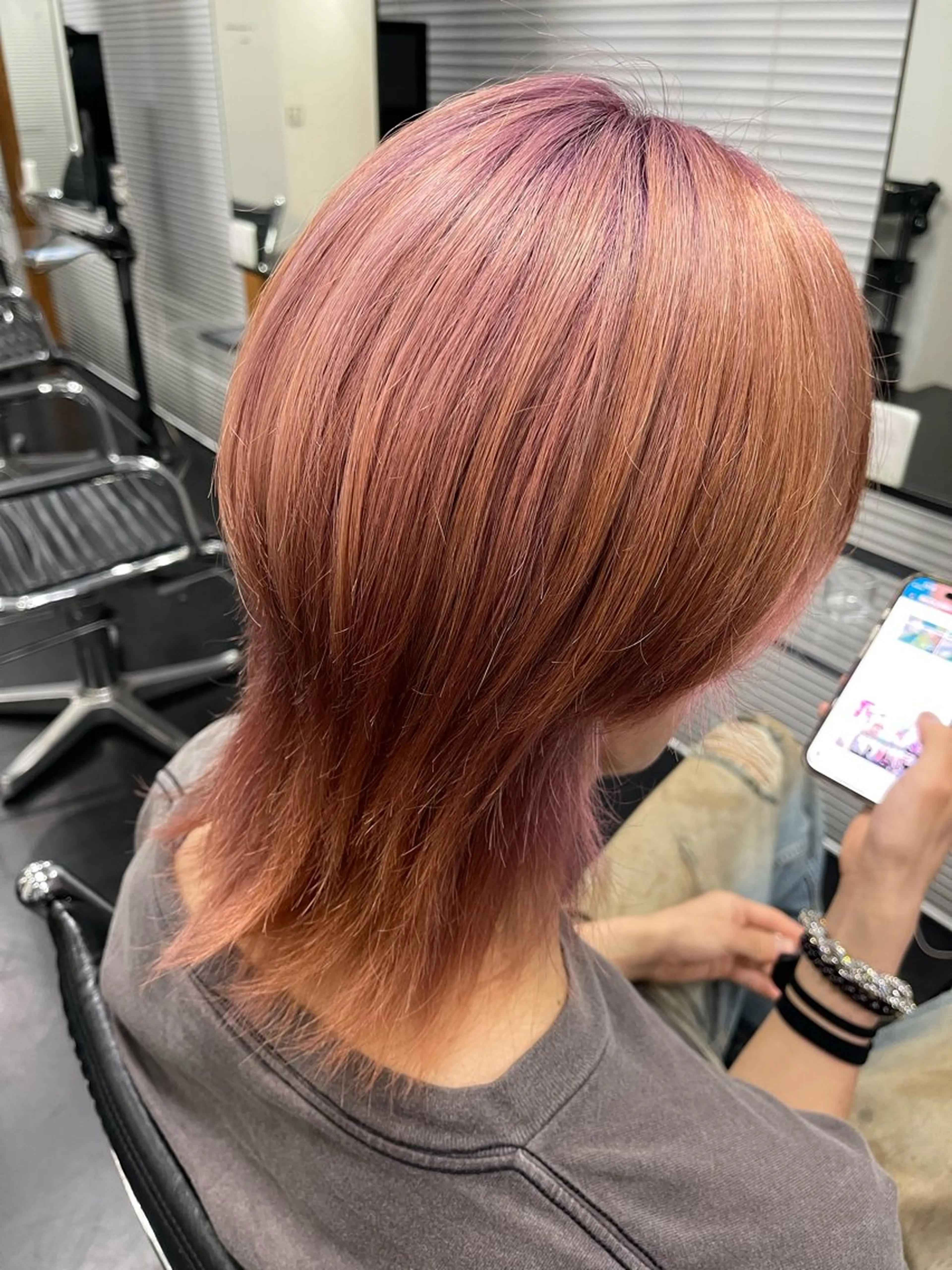 カラー メンズ メンズブリーチ ブリーチ ピンクカラー inchelsea ririkaのヘアスタイル