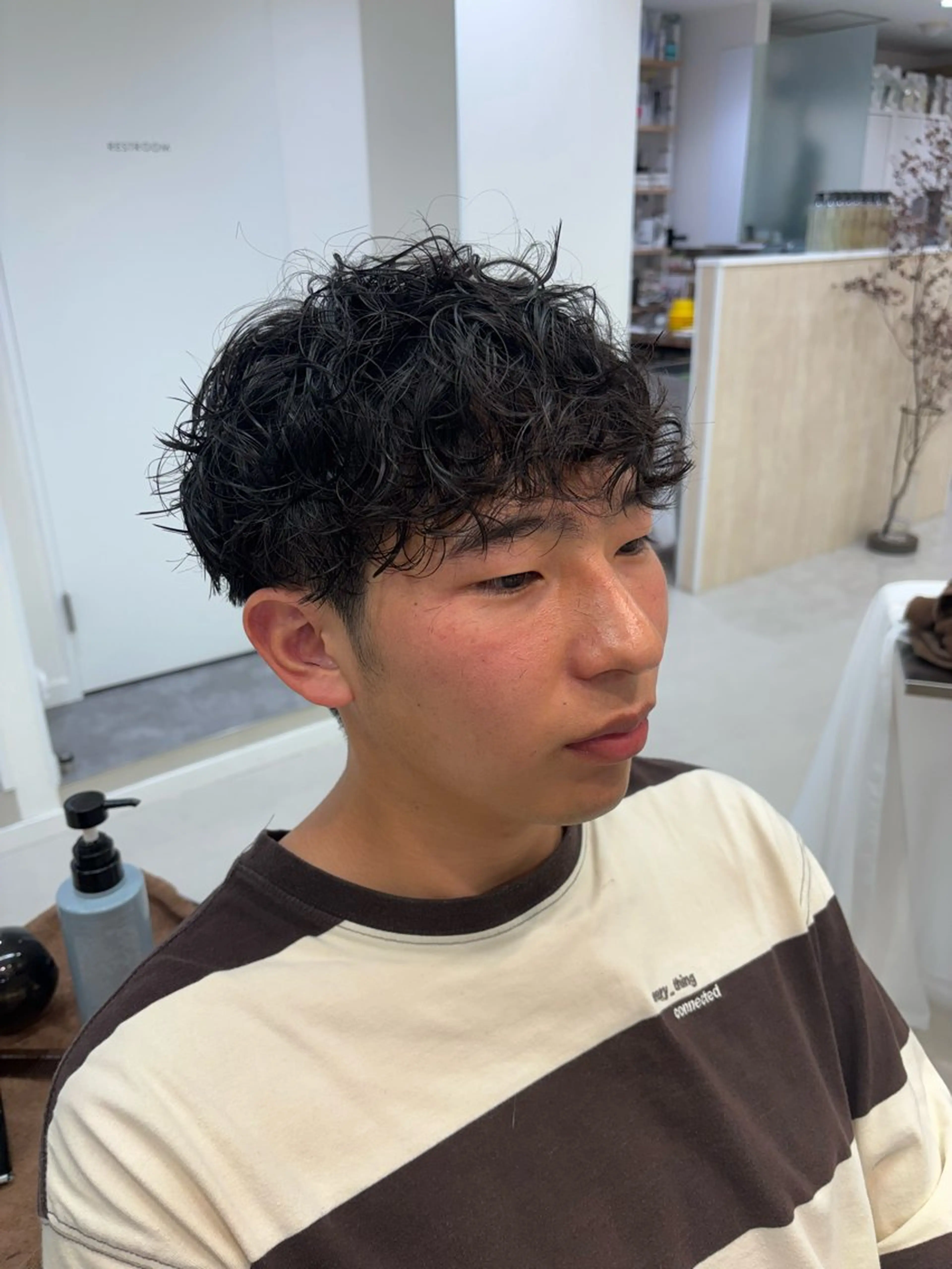 パーマ メンズ ビジネス メンズパーマ スペインカール 波巻きパーマ ニュアンスパーマ カット パーマ ニュアンスパーマ/ フェザー/マッシュのヘアスタイル