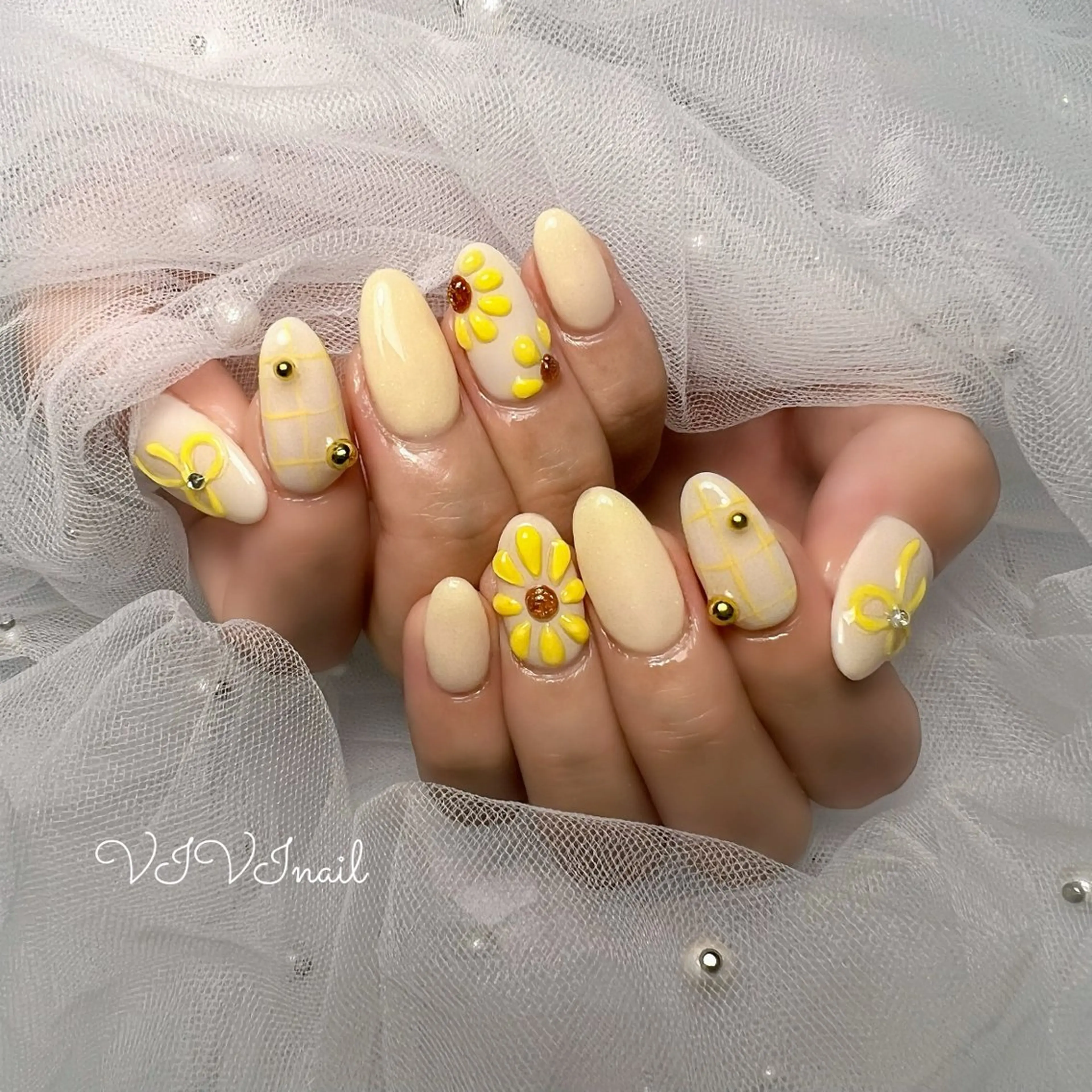 ネイル 黄色 ハンドネイル vivi nailのネイルデザイン