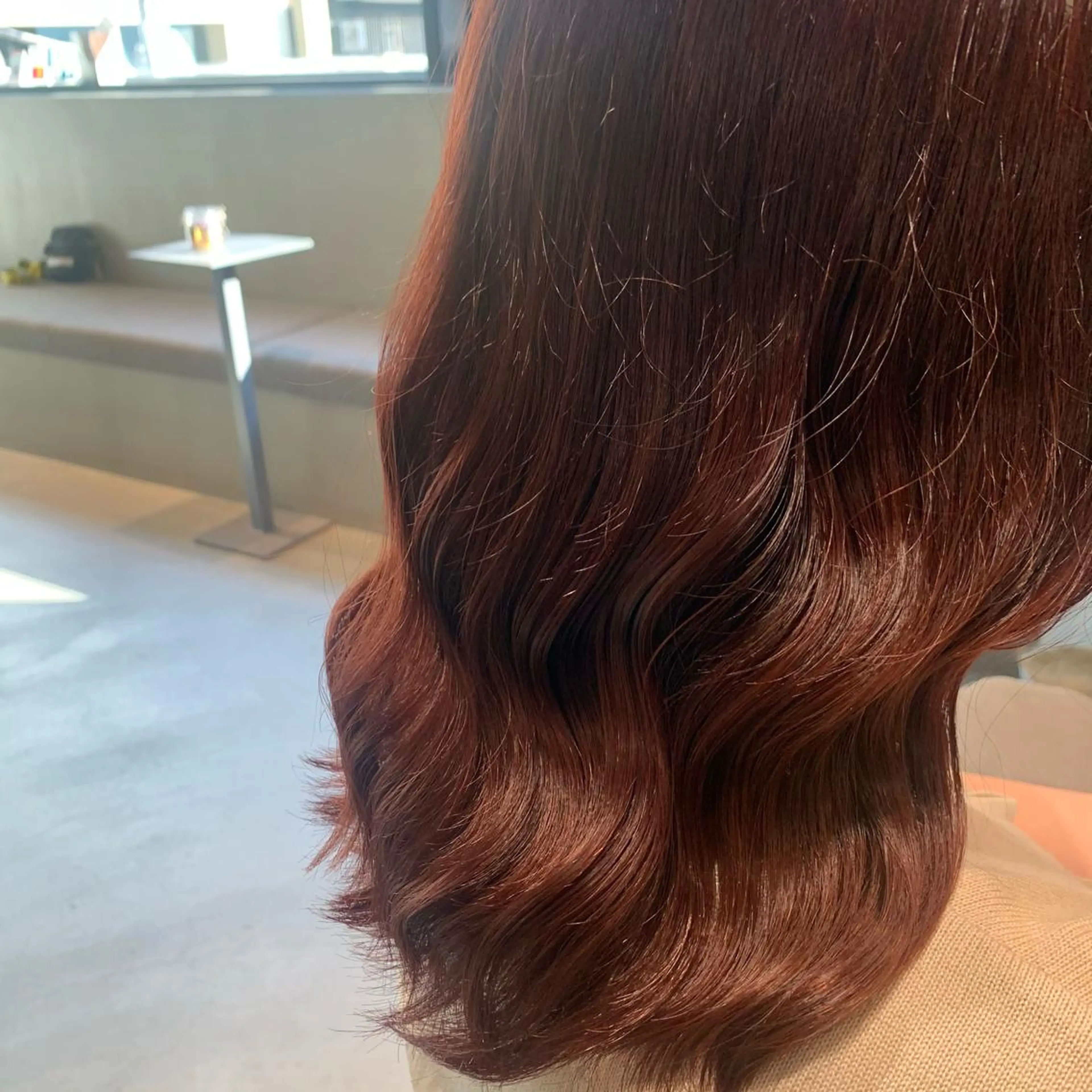 ミディアム カラー bh.maara デザイン／ハイトーンのヘアスタイル