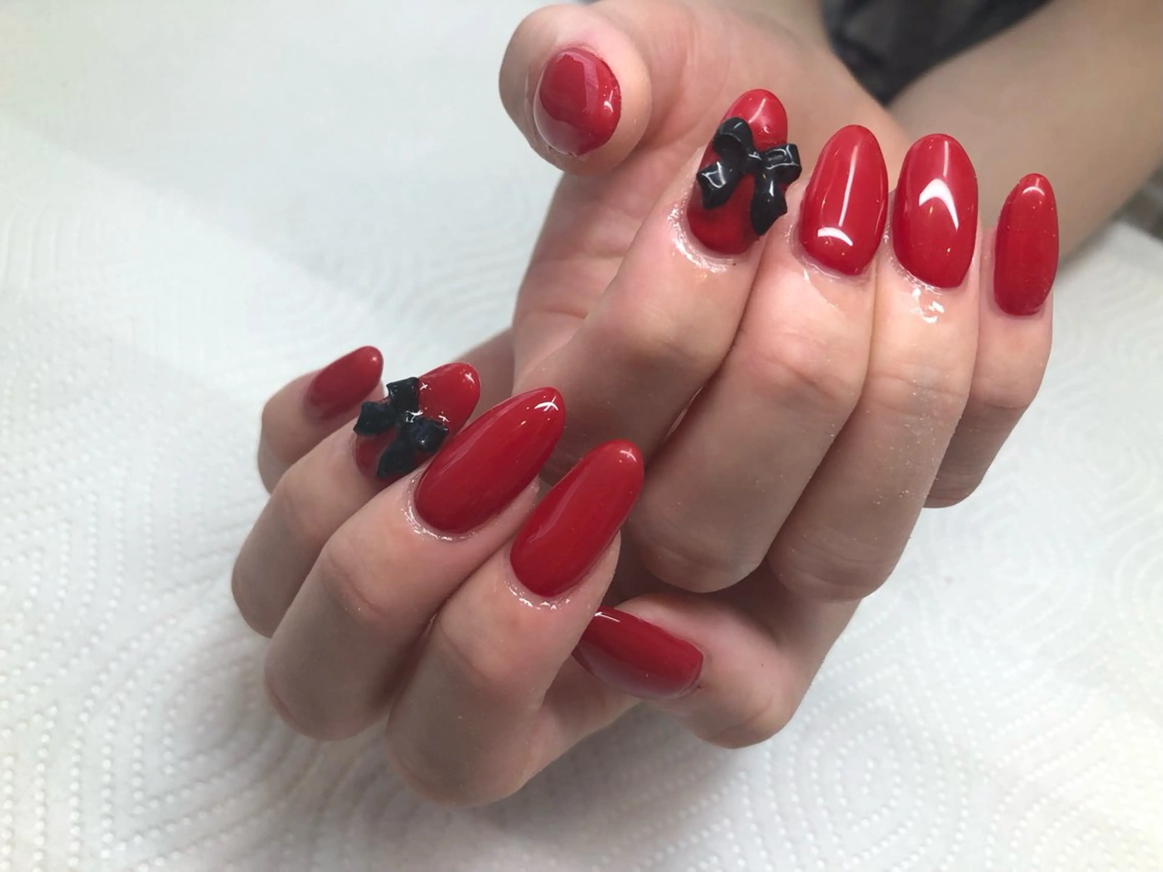 ネイル ワンカラーネイル 赤色 リボン ハンドネイル ハンドケア 心斎橋Salon Epokkuのネイルデザイン