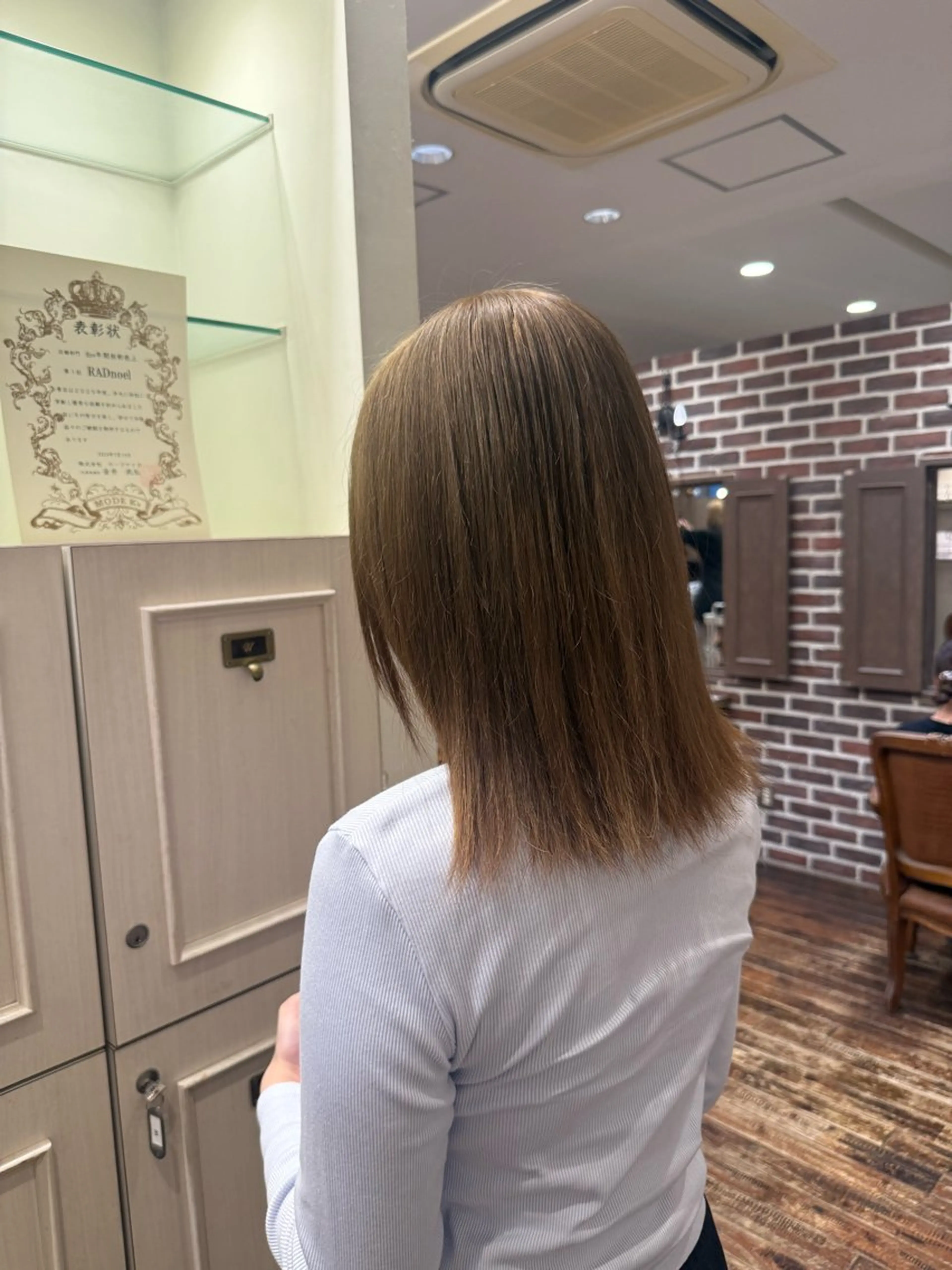 カラー ｢韓国風・ハイトーン ベージュカラー｣サナのヘアスタイル