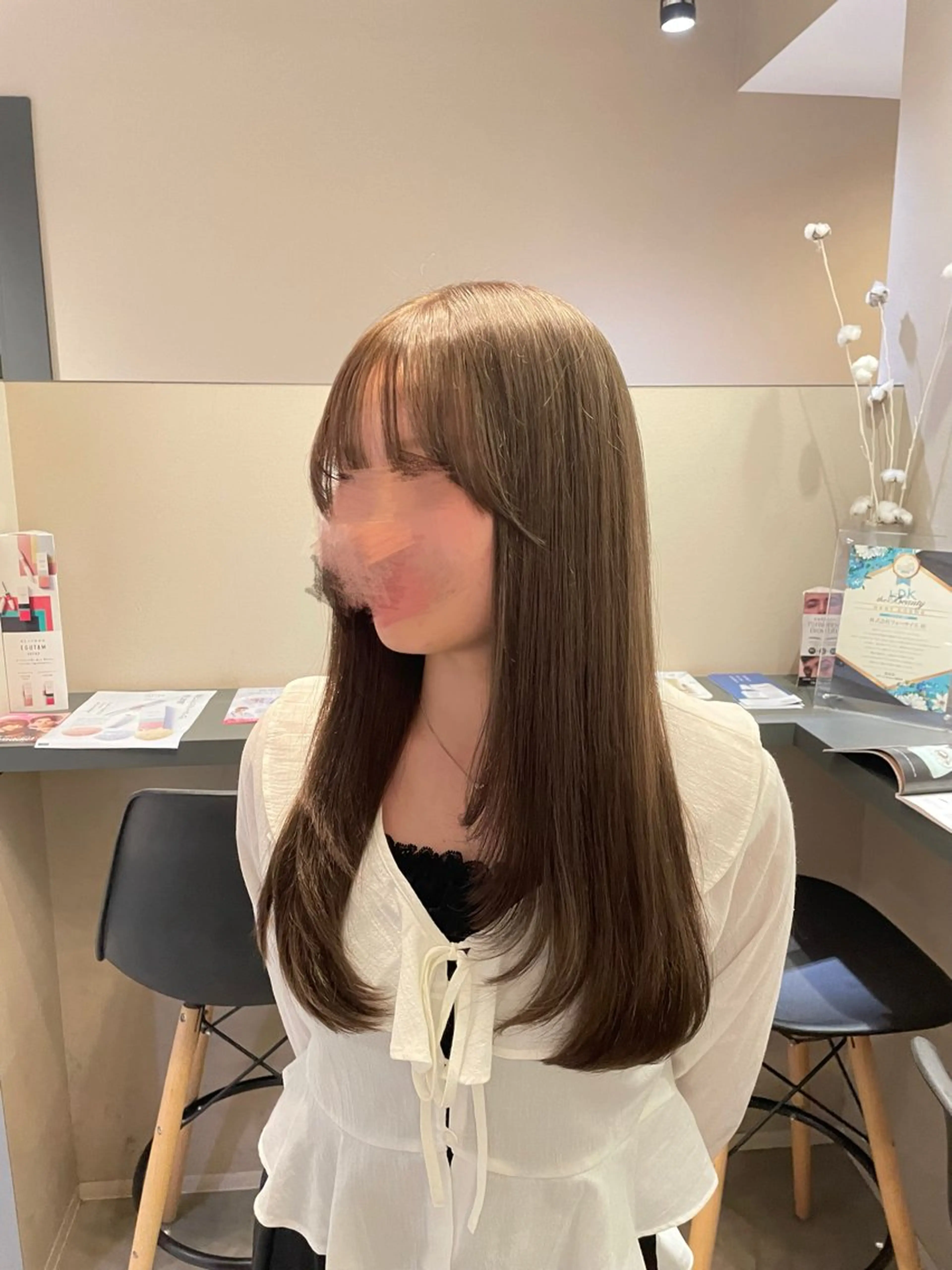 ロング カラー ベージュカラー ブリーチ オリーブベージュ 顔まわりレイヤー 顔周りカット yurika 🎀のヘアスタイル