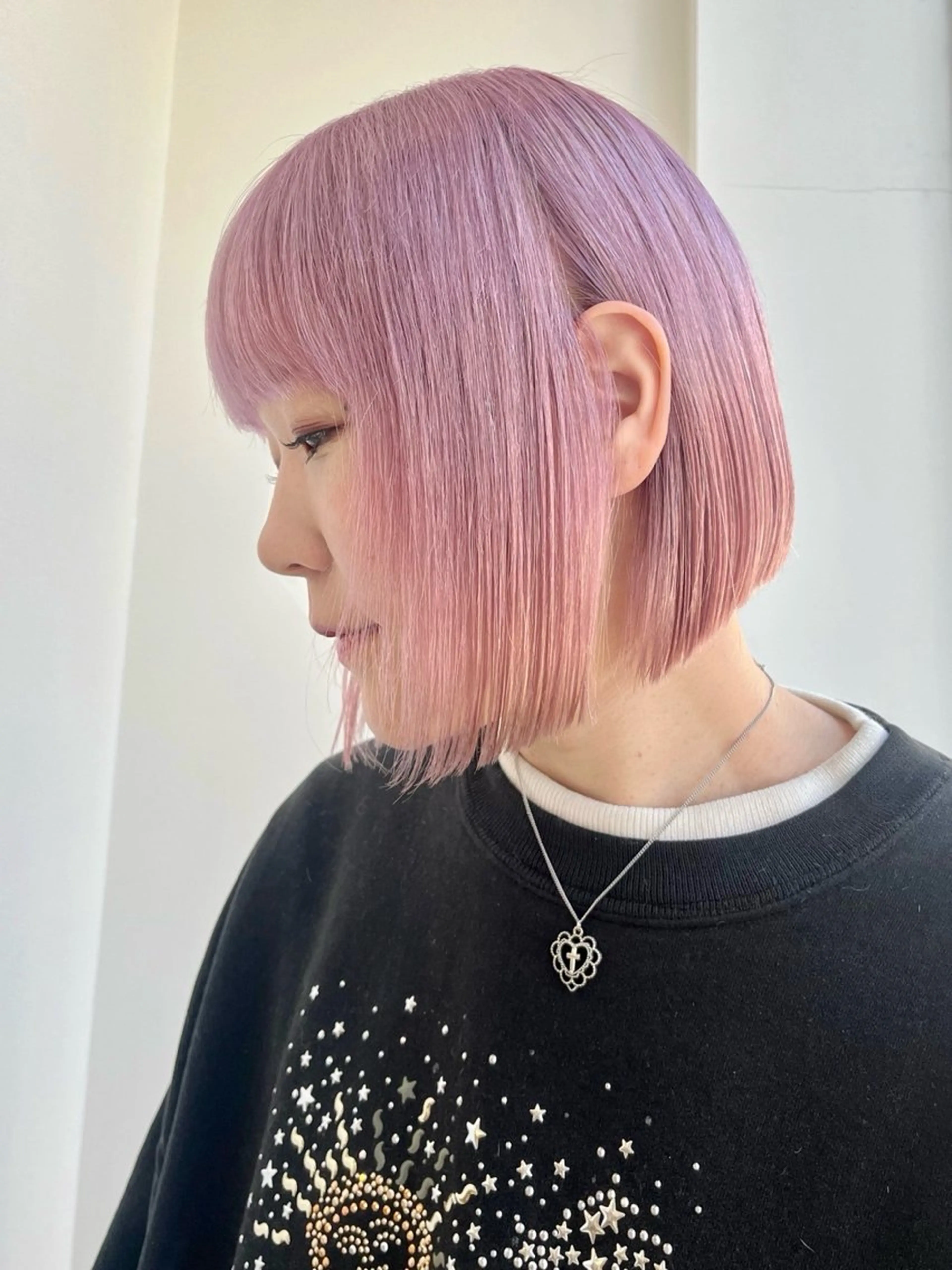 ミディアム カラー 切りっぱなしボブ ブリーチ ケアブリーチ ハイトーンカラー ピンクカラー ヘアカラー direction所属・派手髪デザインカラー ヒロカのヘアスタイル