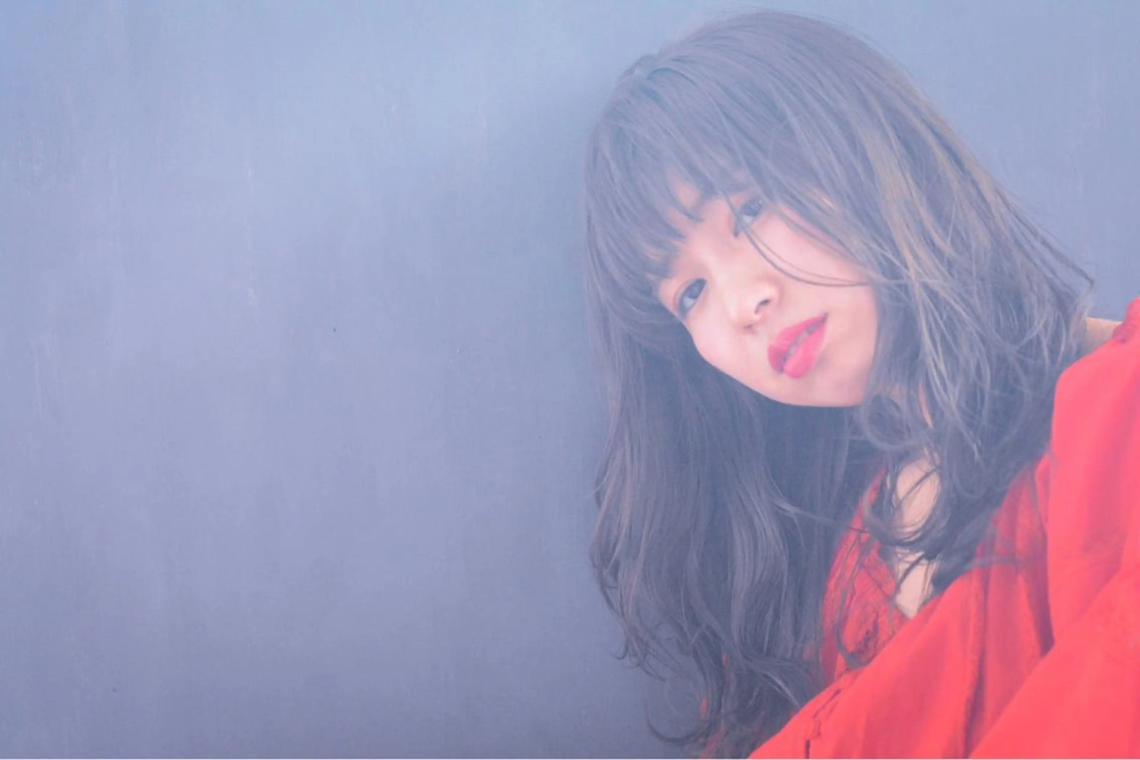 セミロング 顔まわりレイヤー デザインカットのヘアスタイル