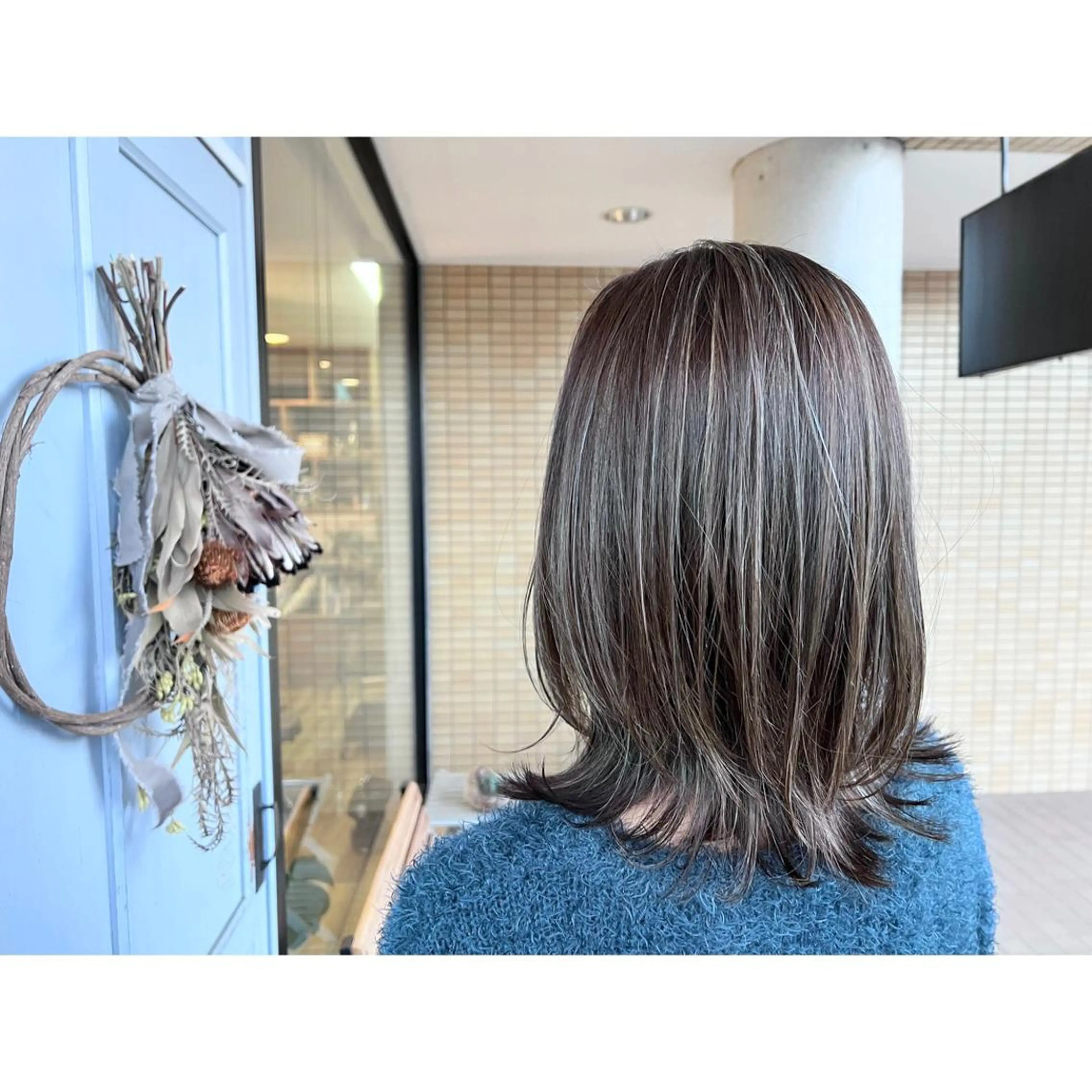 セミロング カラー グレージュ ハイライトカラー ハイライト ヘアカラー トリートメント ツキダテ ユイのヘアスタイル