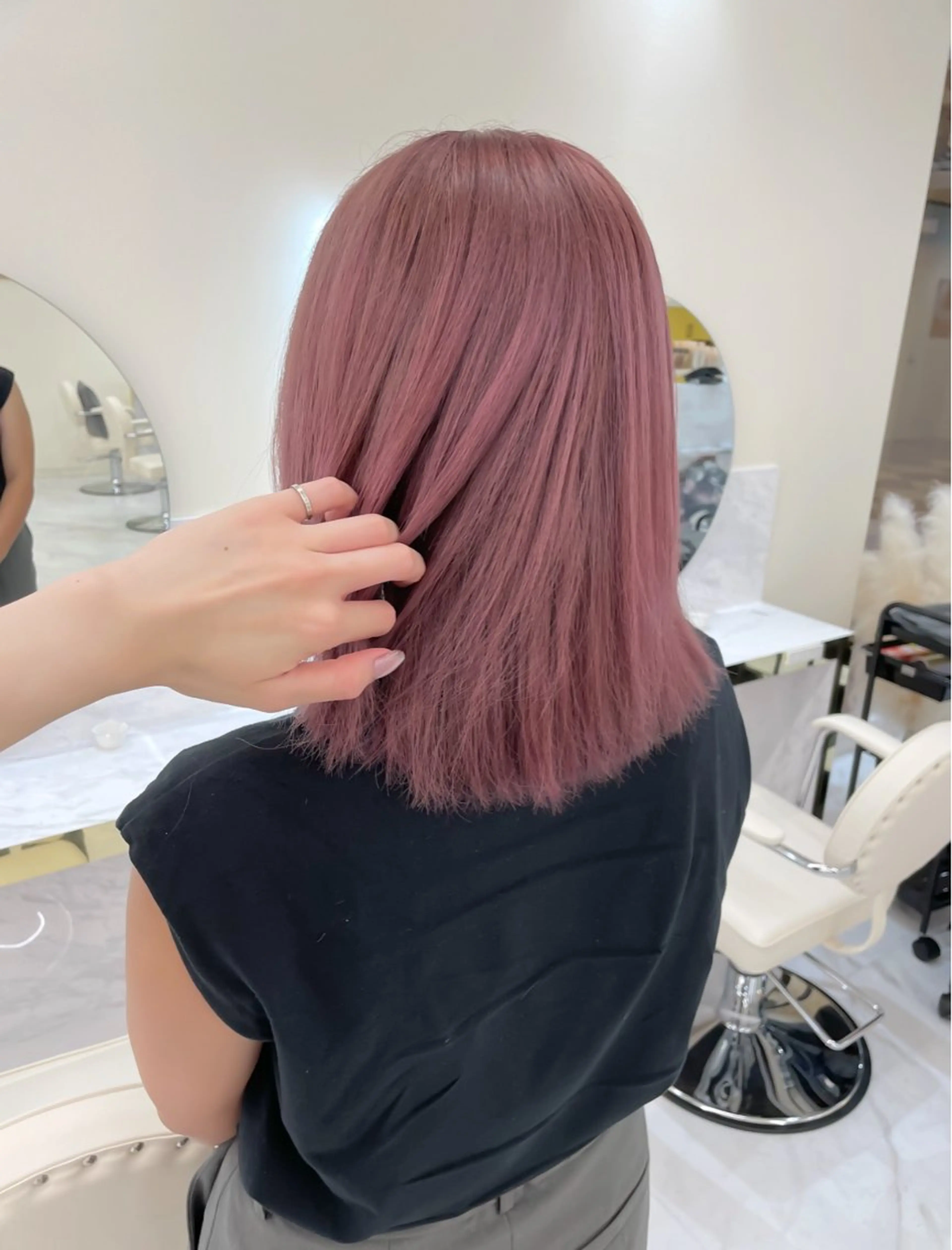 ミディアム カラー ケアカラー 透明感カラー ピンクカラー ローズカラー くびれヘア ヘアカラー トリートメント aku💞韓国風🩷 ピンクカラー🎀🩷のヘアスタイル