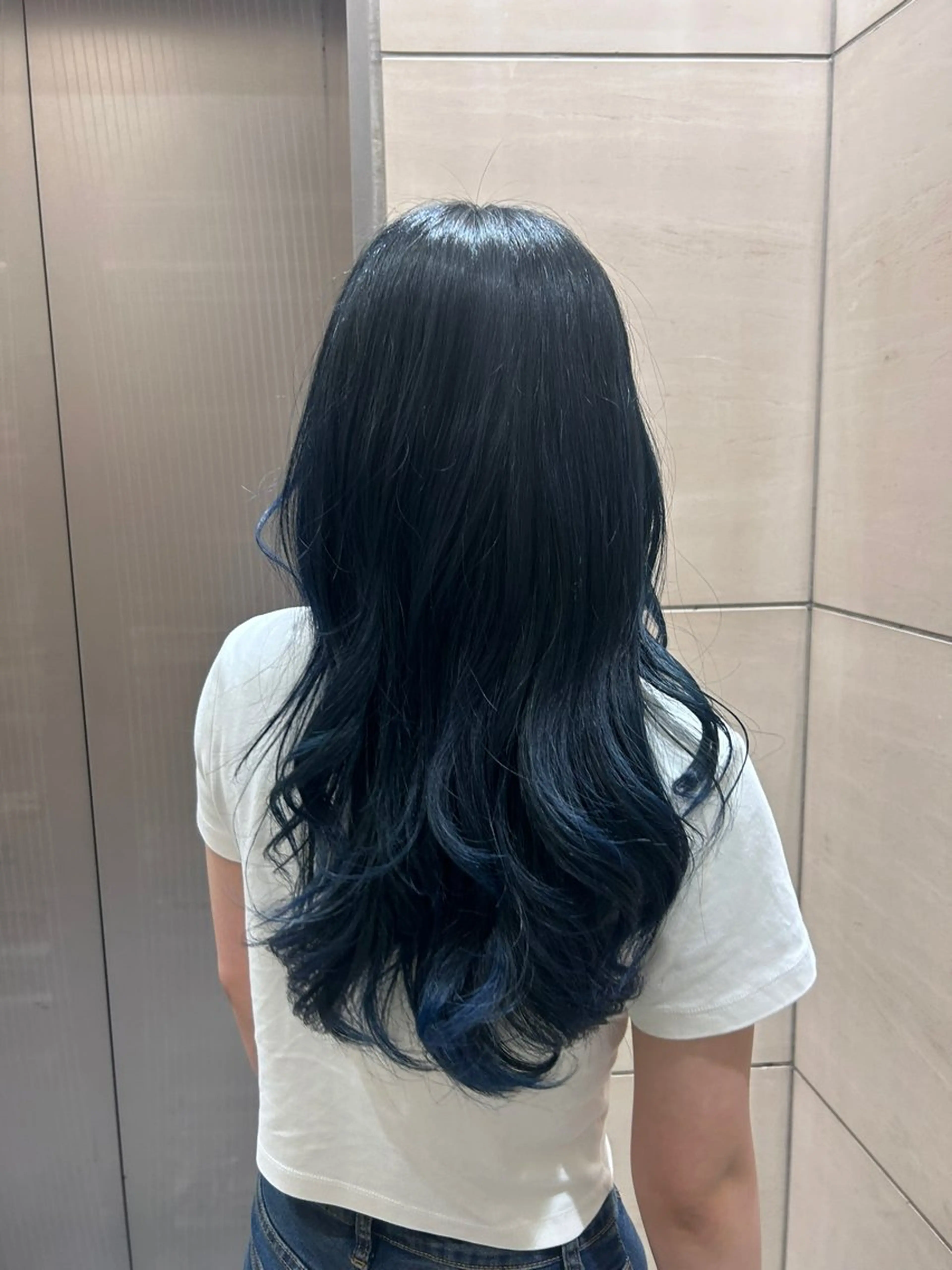 ロング カラー ブリーチ ブルーカラー ヘアカラー トリートメント abilita MIYUのヘアスタイル