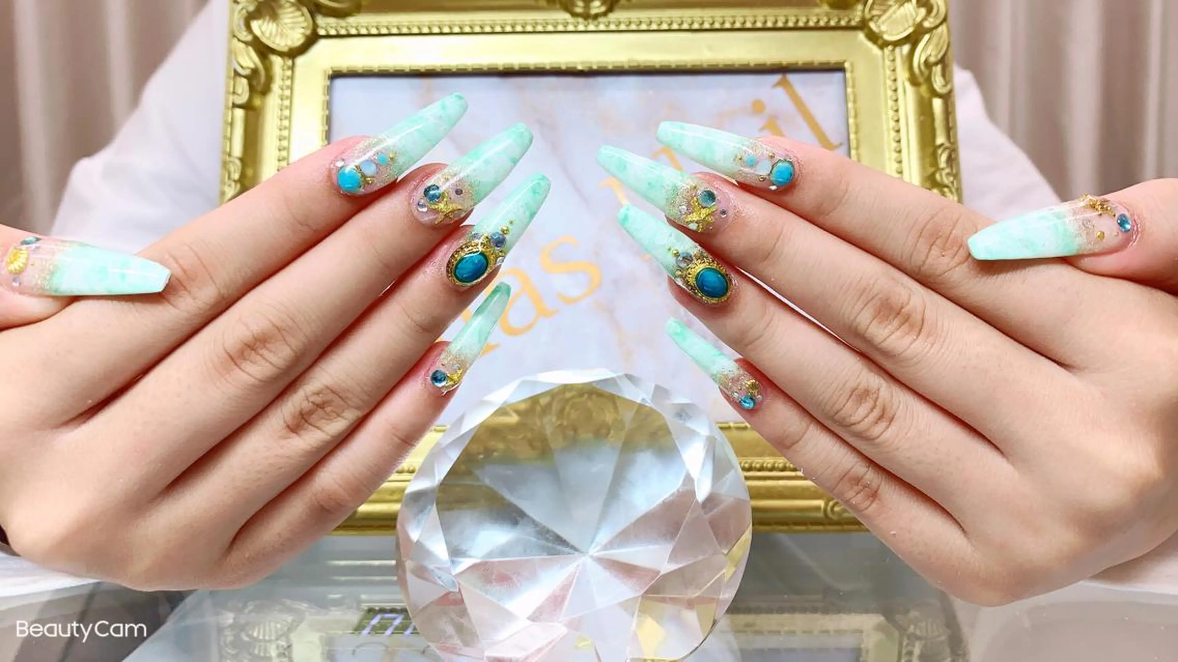 ネイル ジェルネイル ゴージャス グリーン ハードジェル ロングネイル Lilas Nailのネイルデザイン