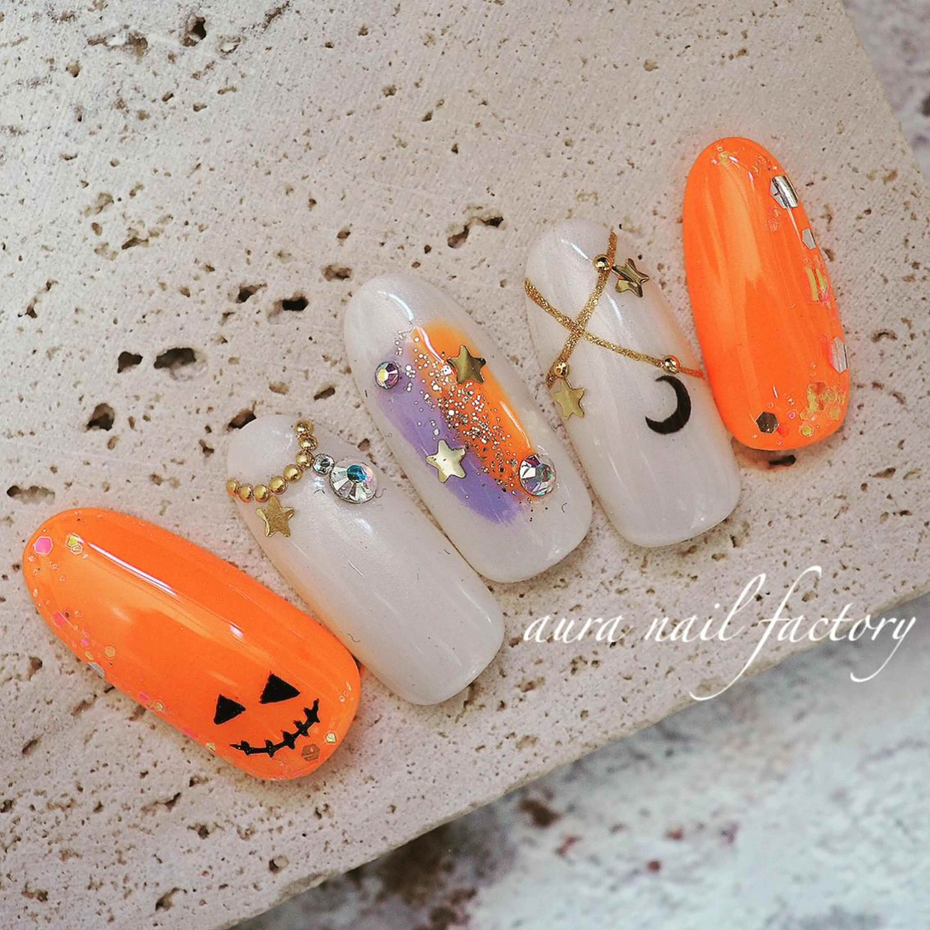ミディアム カラー ネイル ハロウィン ハロウィン オフィスネイル 赤色 赤羽 aura 深爪を断らない✨のネイルデザイン