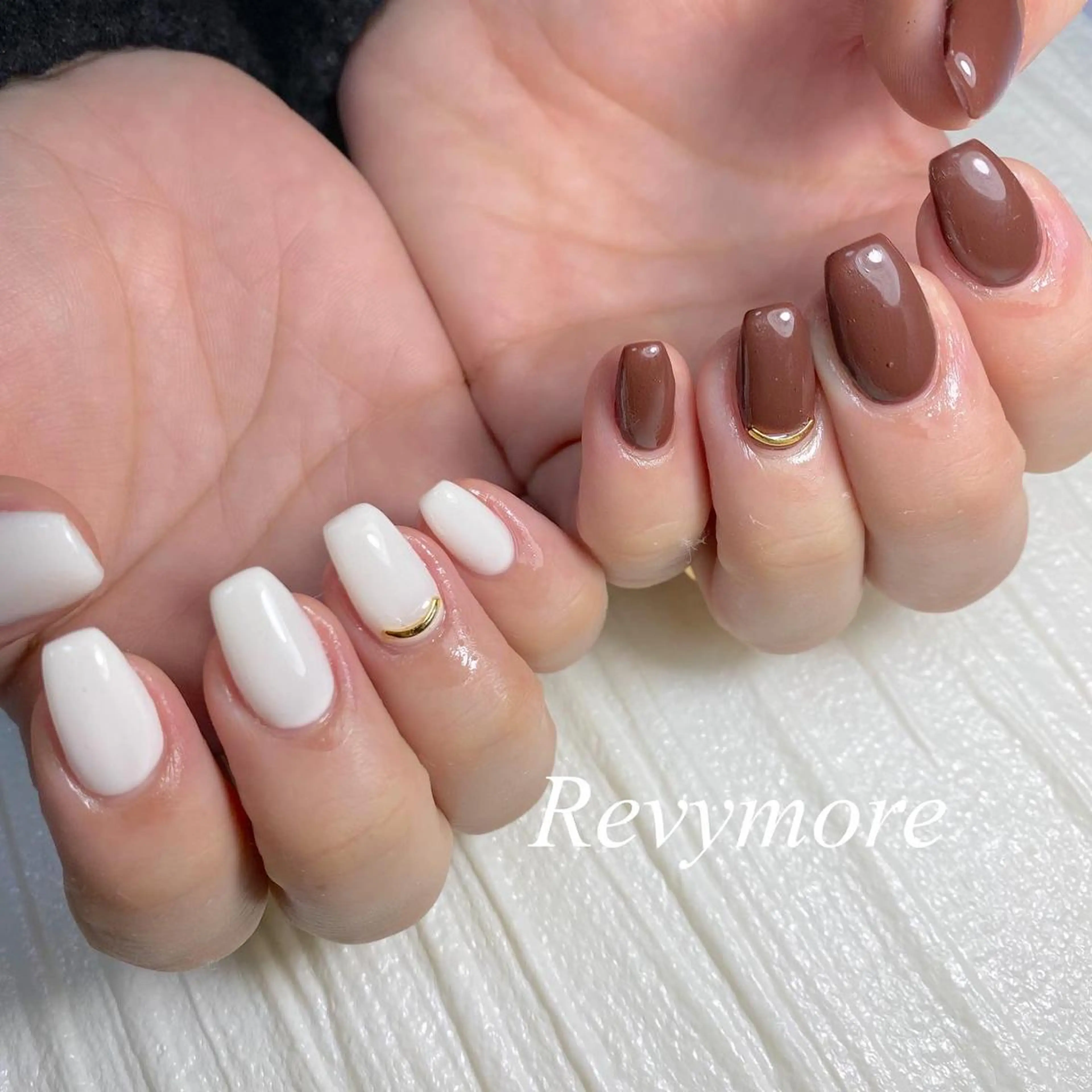 ミディアム ネイル ジェルネイル ゴールド ニュアンスネイル オフィスネイル ワンカラーネイル nail salon Revymore所属・nail salon Revymoreのネイルデザイン