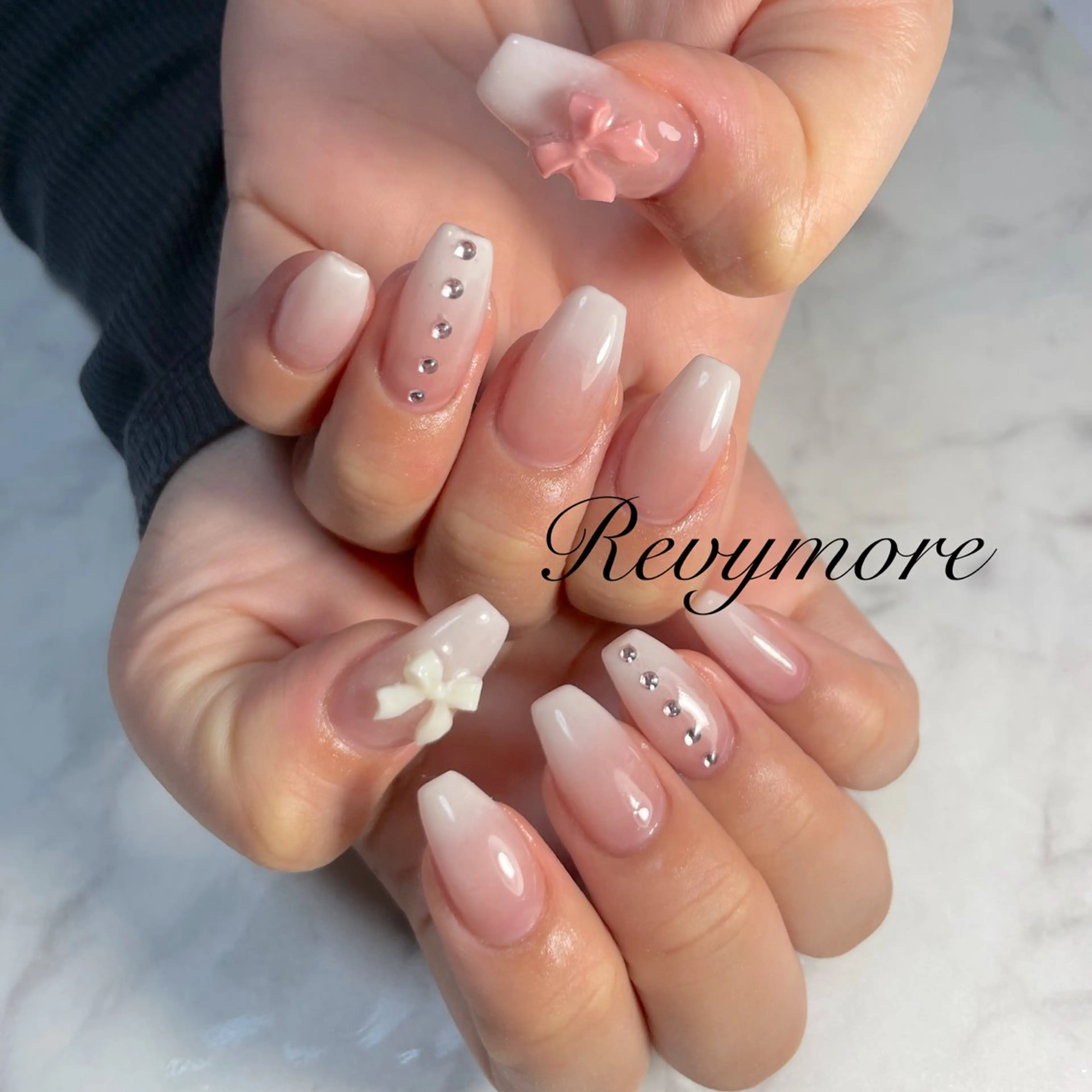 ネイル ジェルネイル ニュアンスネイル オフィスネイル シンプルネイル 夏ネイル nail salon Revymoreのネイルデザイン