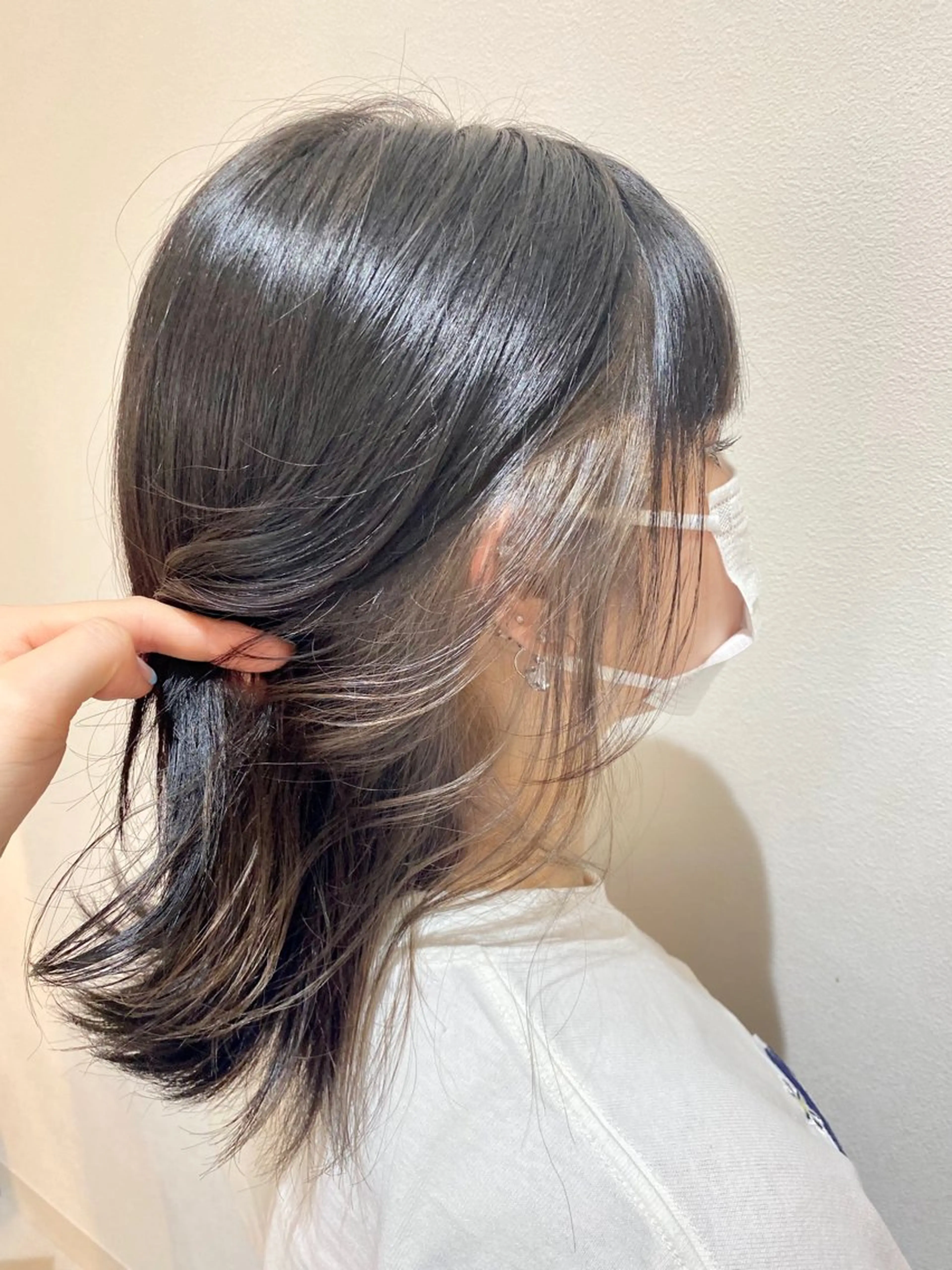 セミロング カラー ブリーチ シルバー ヘアカラー トリートメント Nanaha /レイヤーカットのヘアスタイル