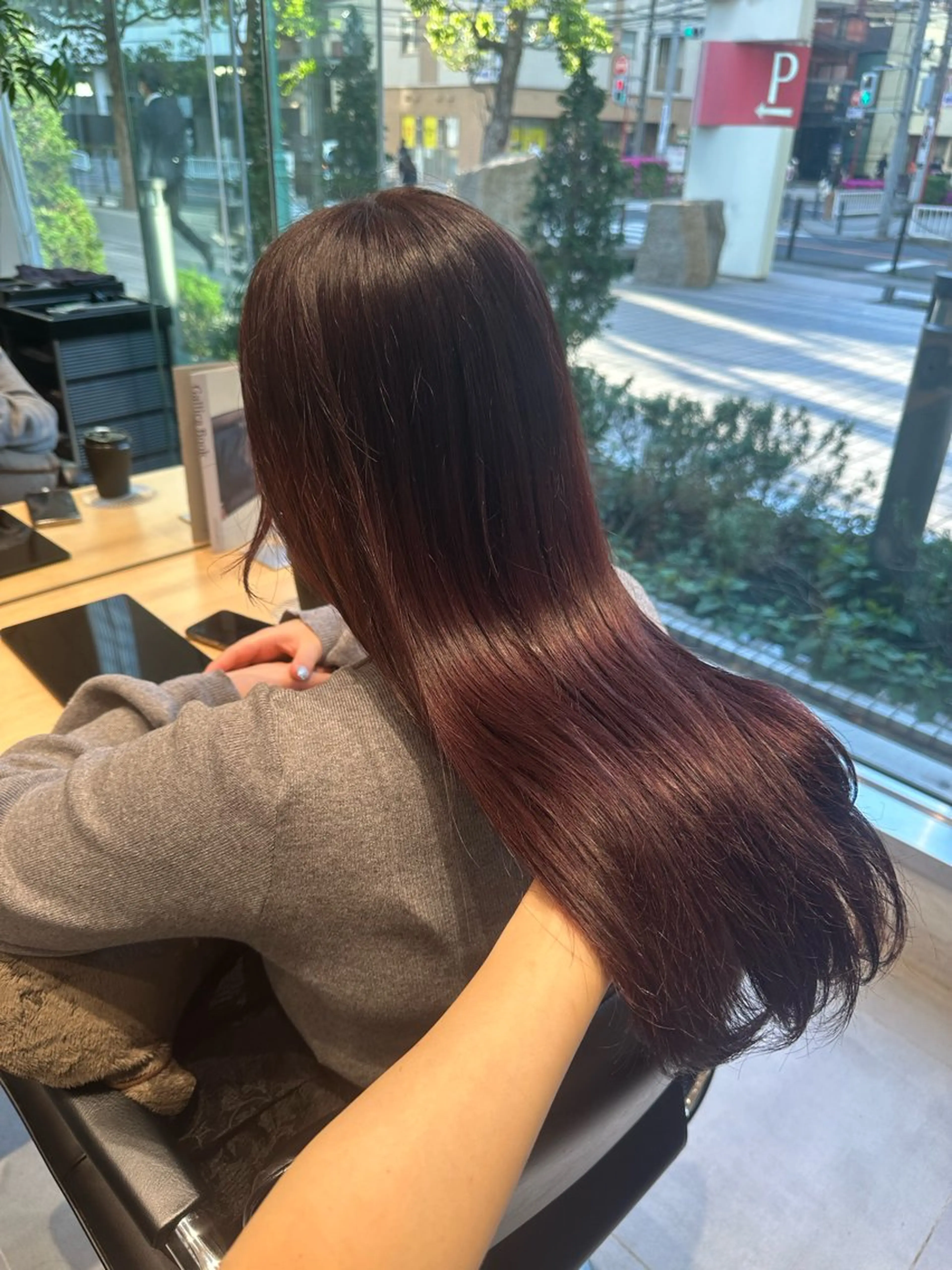 セミロング カラー ミオ💎ショート 透ける暗髪のヘアスタイル