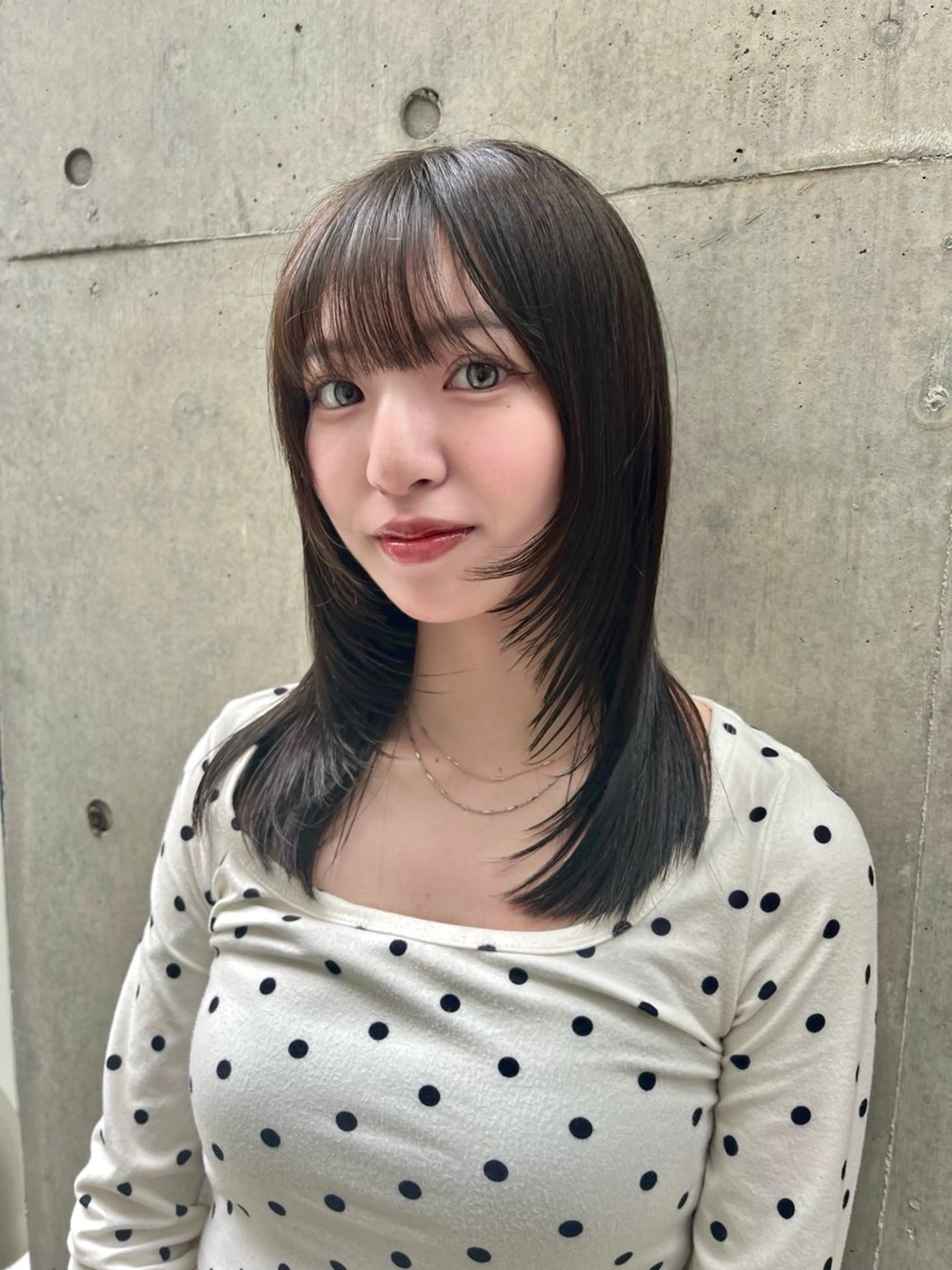 ミディアム カラー ヘアカラー 圧倒的 毛流れ センターパートのヘアスタイル