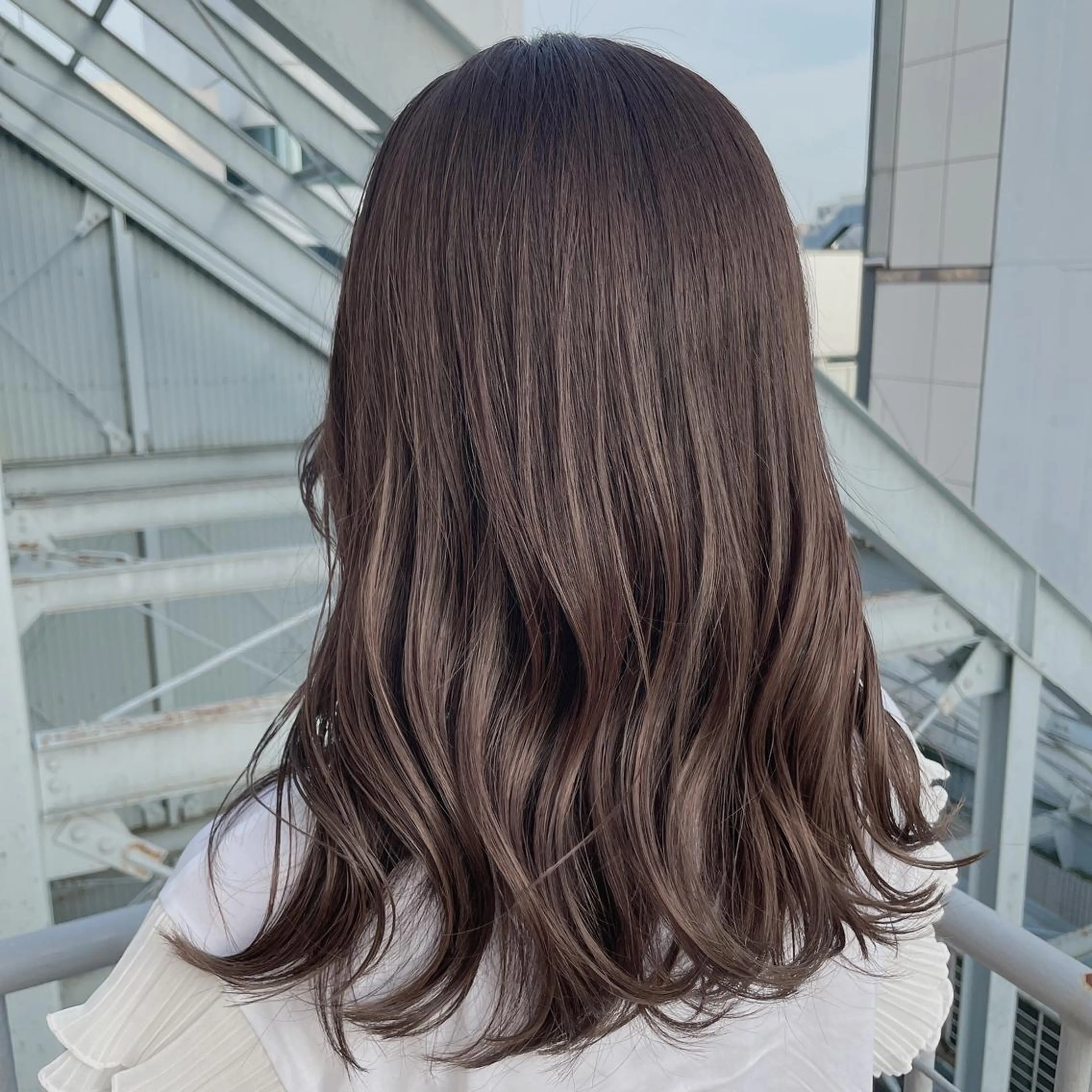 ミディアム カラー レイヤーカット 透明感カラーのヘアスタイル