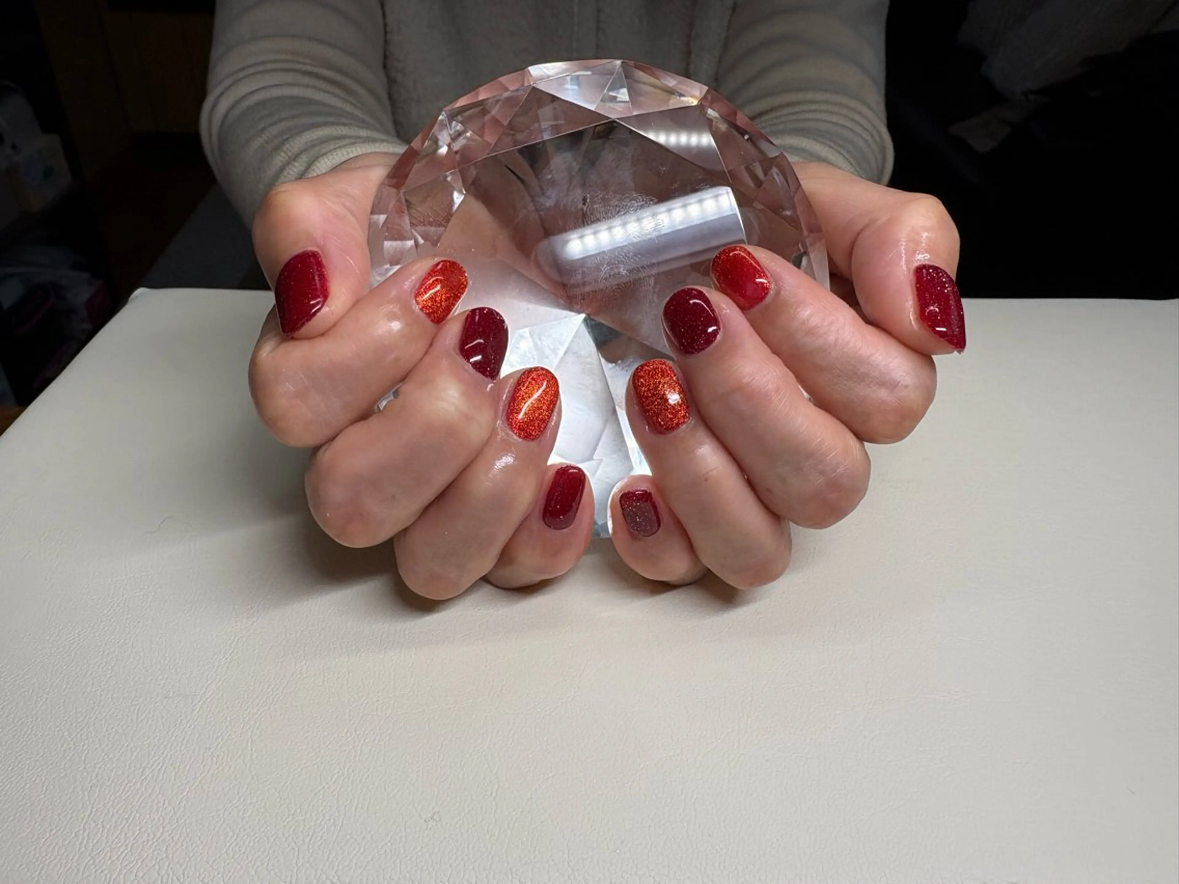 ネイル フラッシュネイル マグネットネイル 赤色 Rainbow Moonのネイルデザイン