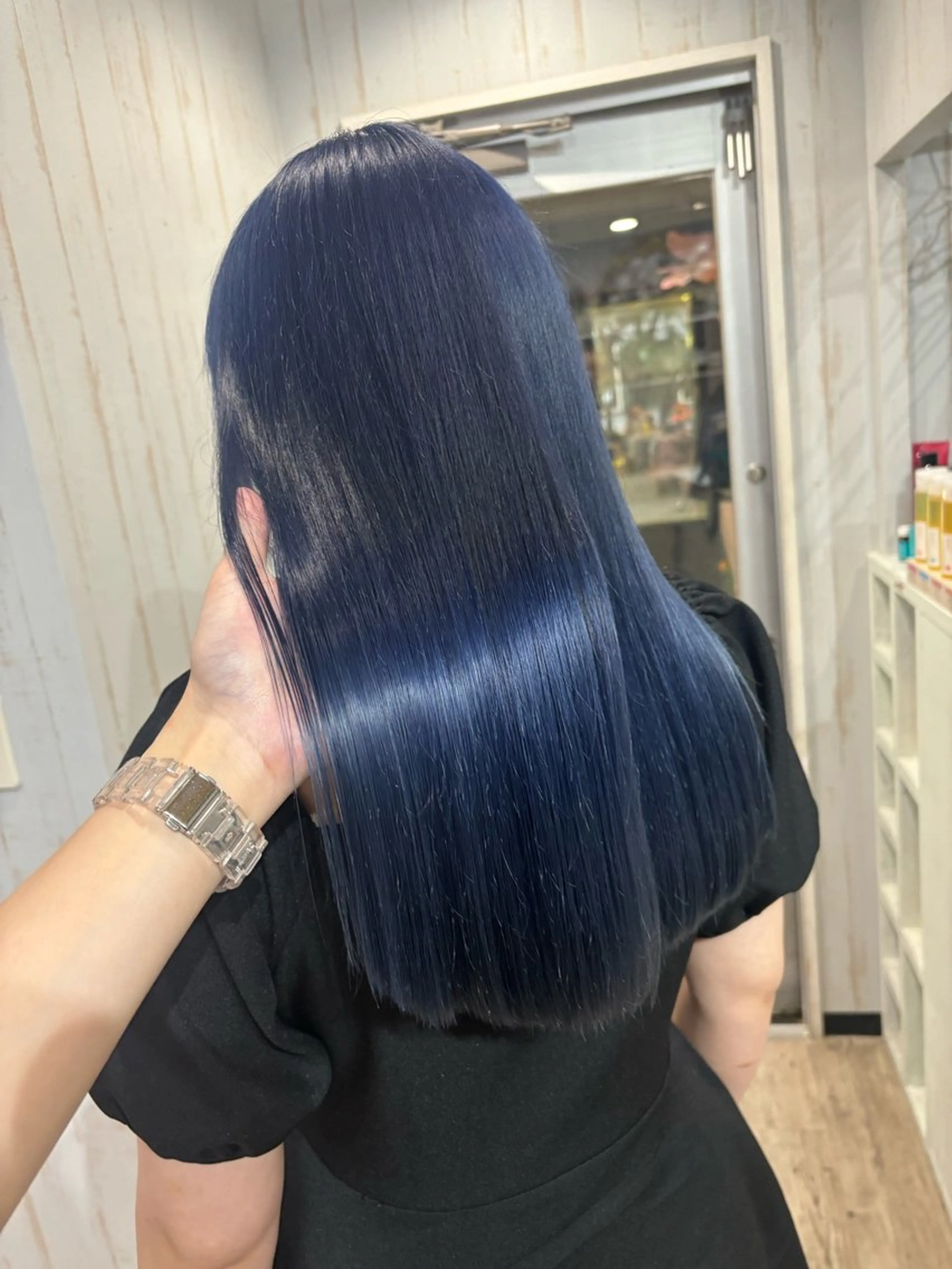 ロング カラー ブリーチ シルバー 桑原 由理のヘアスタイル