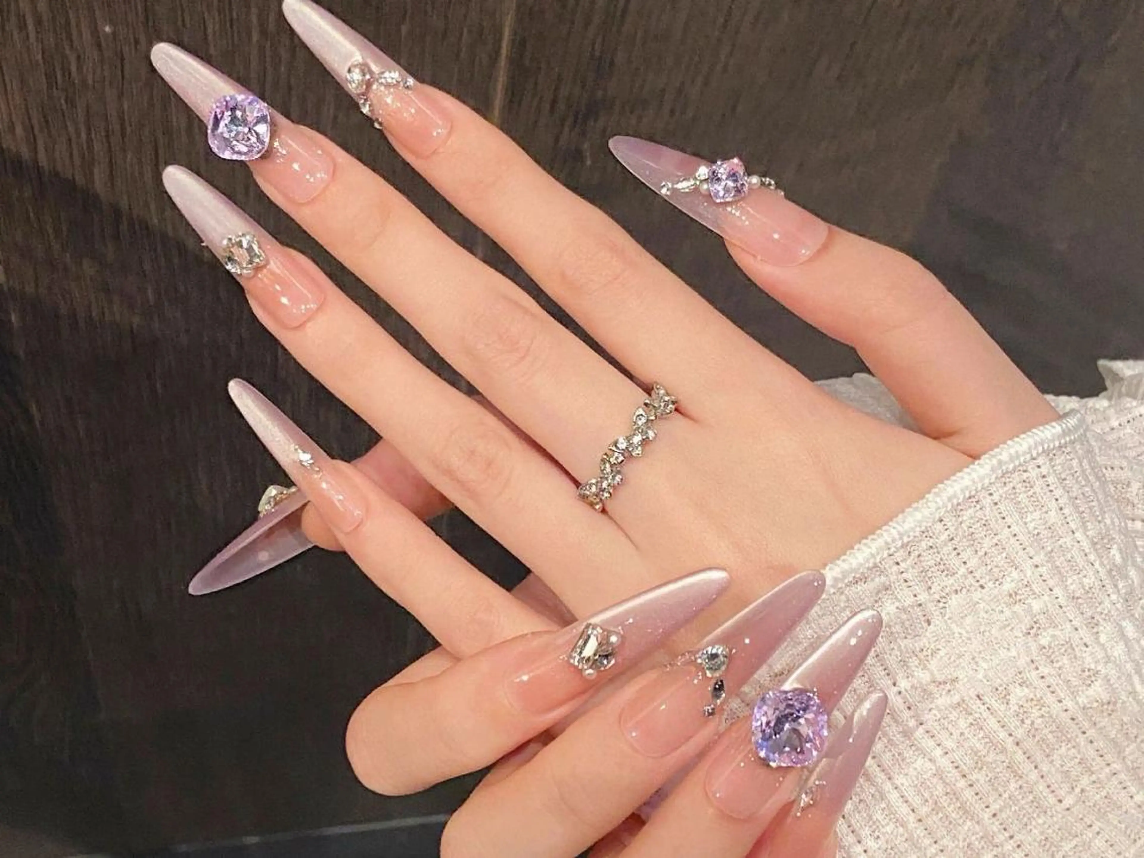 ネイル アートネイル ガーリー ホログラムネイル ロングネイル マグネットネイル ハンドネイル ハンドケア ナユキNA.YUKI 吉祥寺店のネイルデザイン