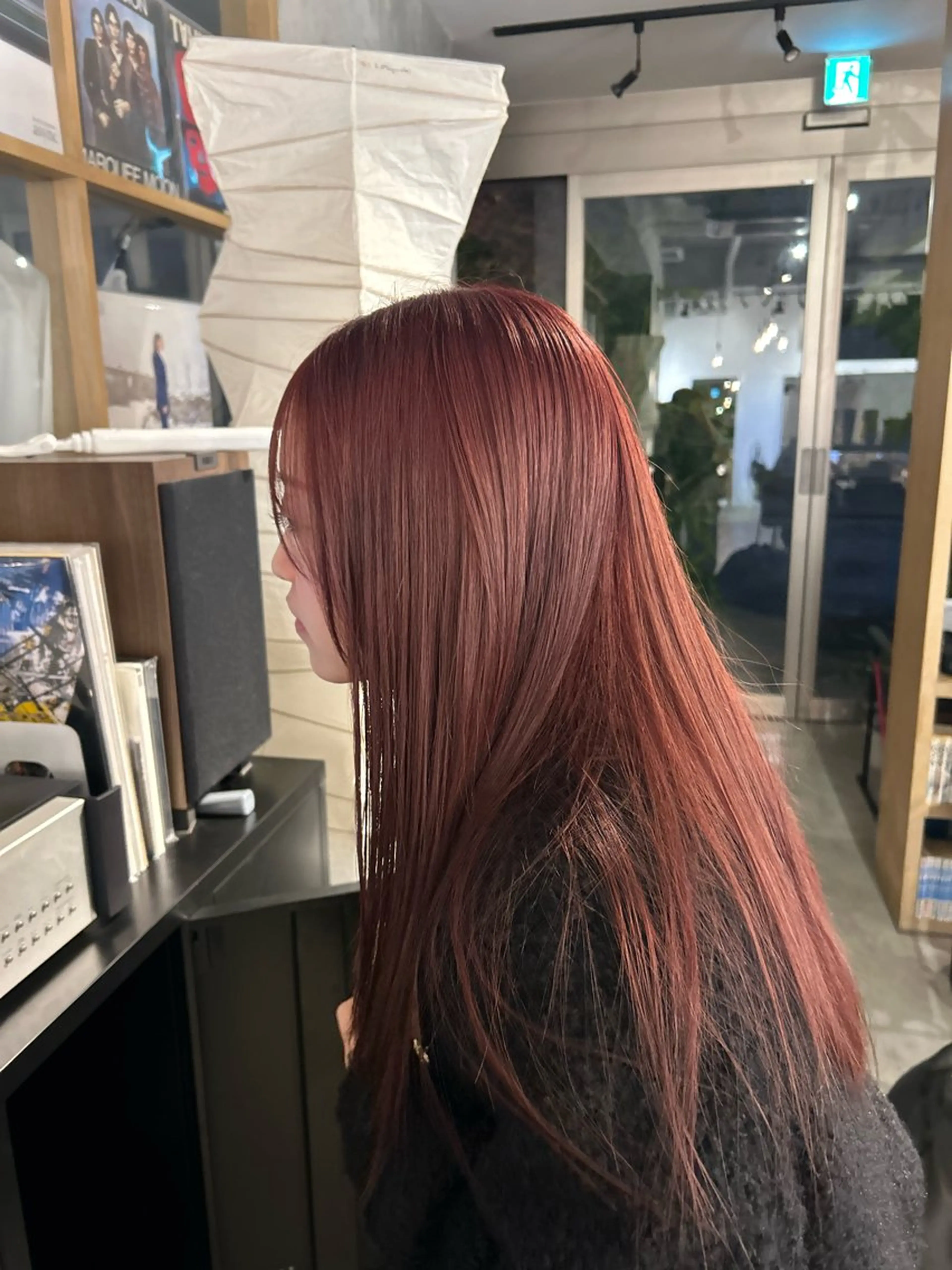 ロング カラー ブリーチ レッドカラー 越阪部 碧子のヘアスタイル