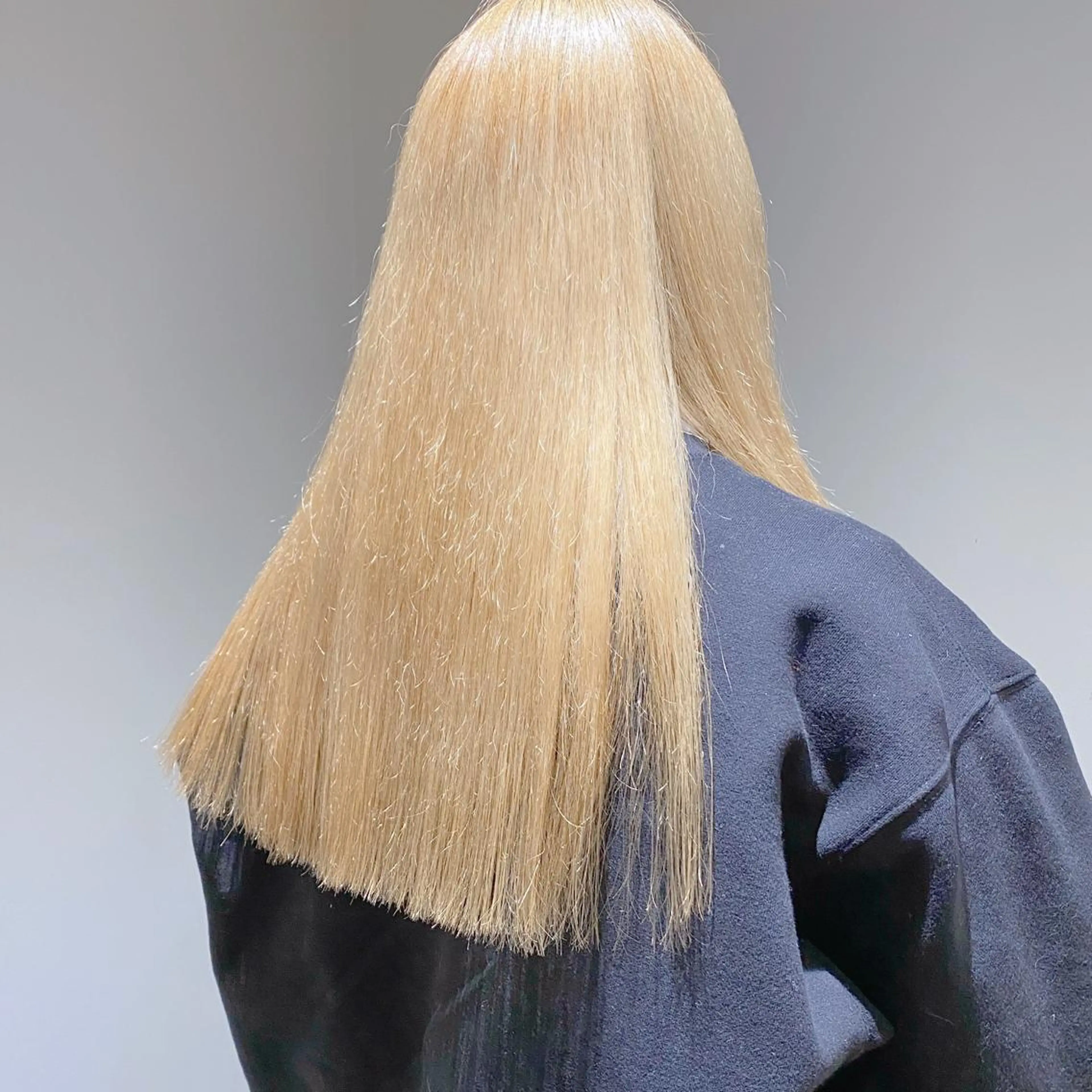 ロング カラー ブリーチ 抜きっぱなしブロンド ブロンド ピンクカラー ロング 美髪ストレート 川本雄己のヘアスタイル