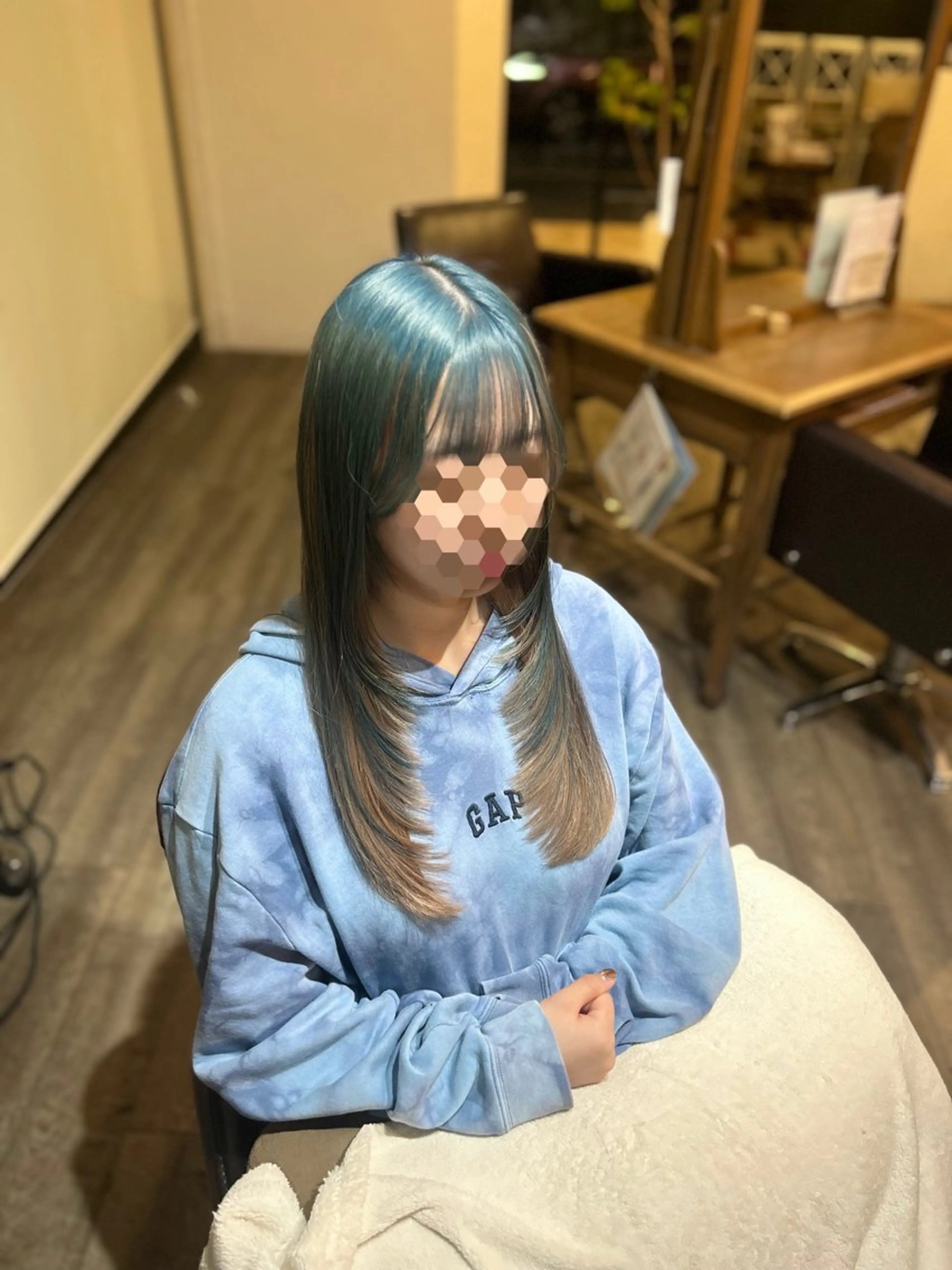 ロング カラー ベージュカラー ブリーチ ミルクティーベージュ レイヤーカット カット ヘアカラー 井上 花音のヘアスタイル