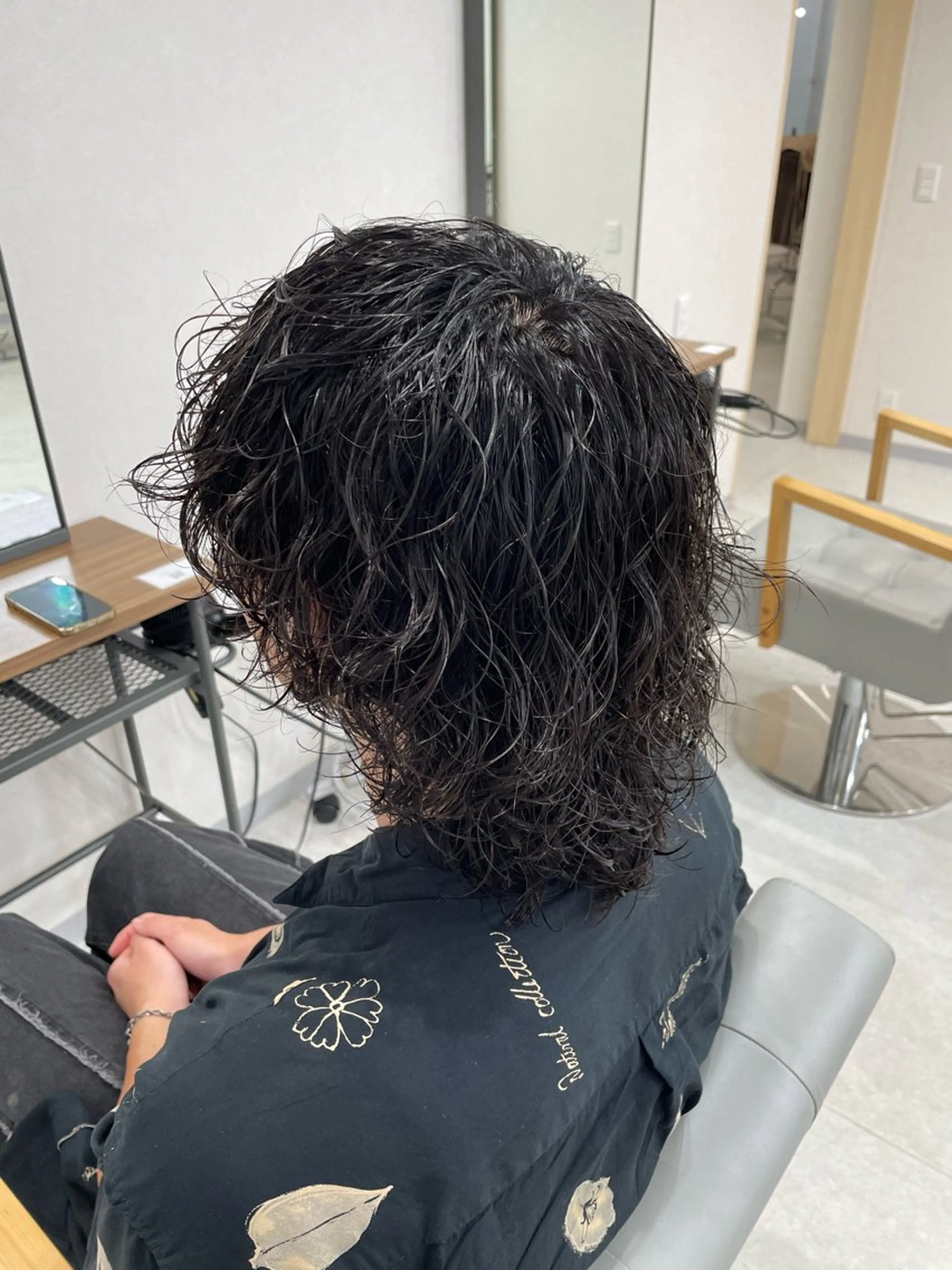ミディアム パーマ メンズ ミディアムパーマ メンズパーマ 波巻きパーマ メンズウルフカット ウルフカット RITSUKI横浜 メンズ特化😎のヘアスタイル