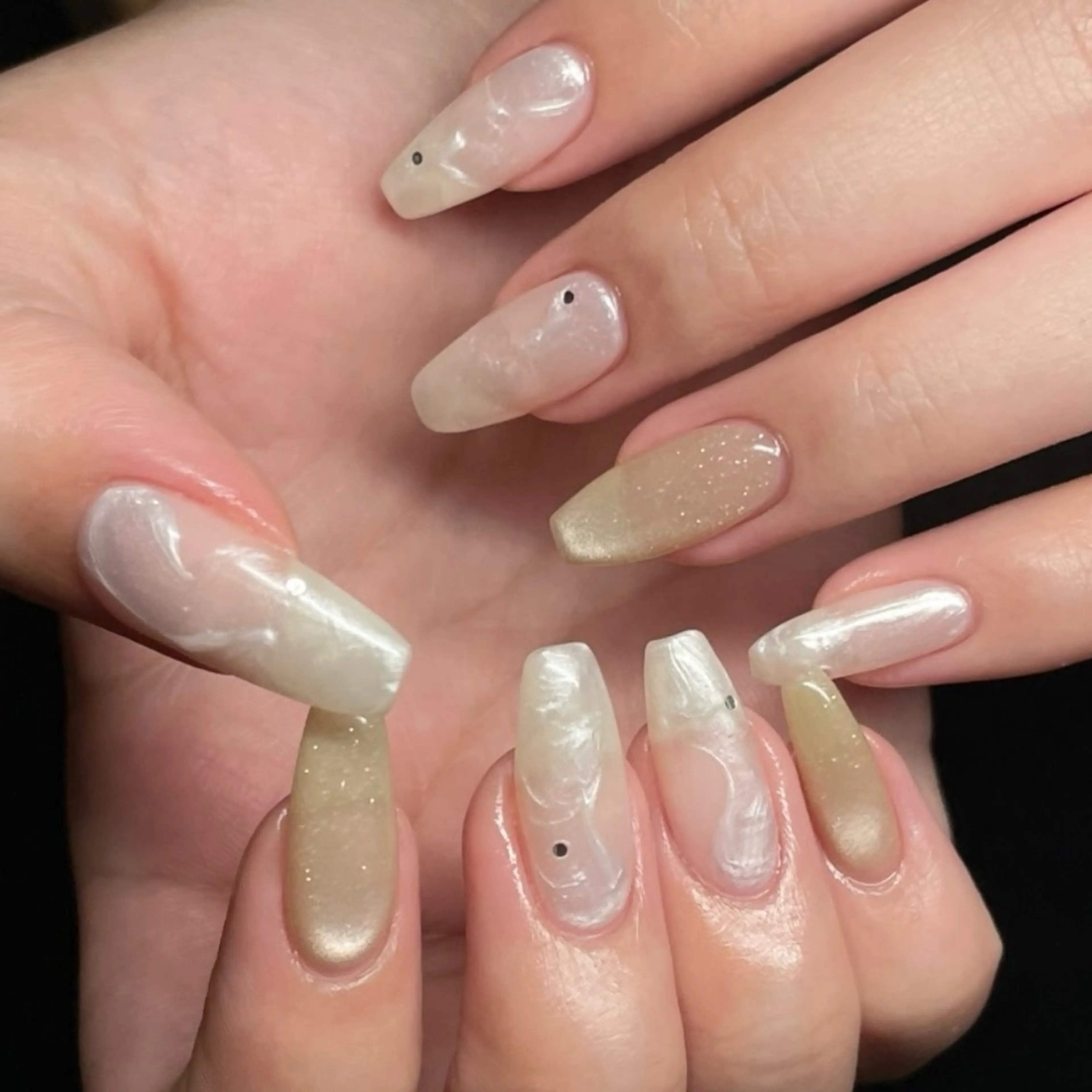 ネイル アートネイル キラキラネイル ロングネイル ニュアンスネイル シンプルネイル 🦋hana / nail / AOのネイルデザイン