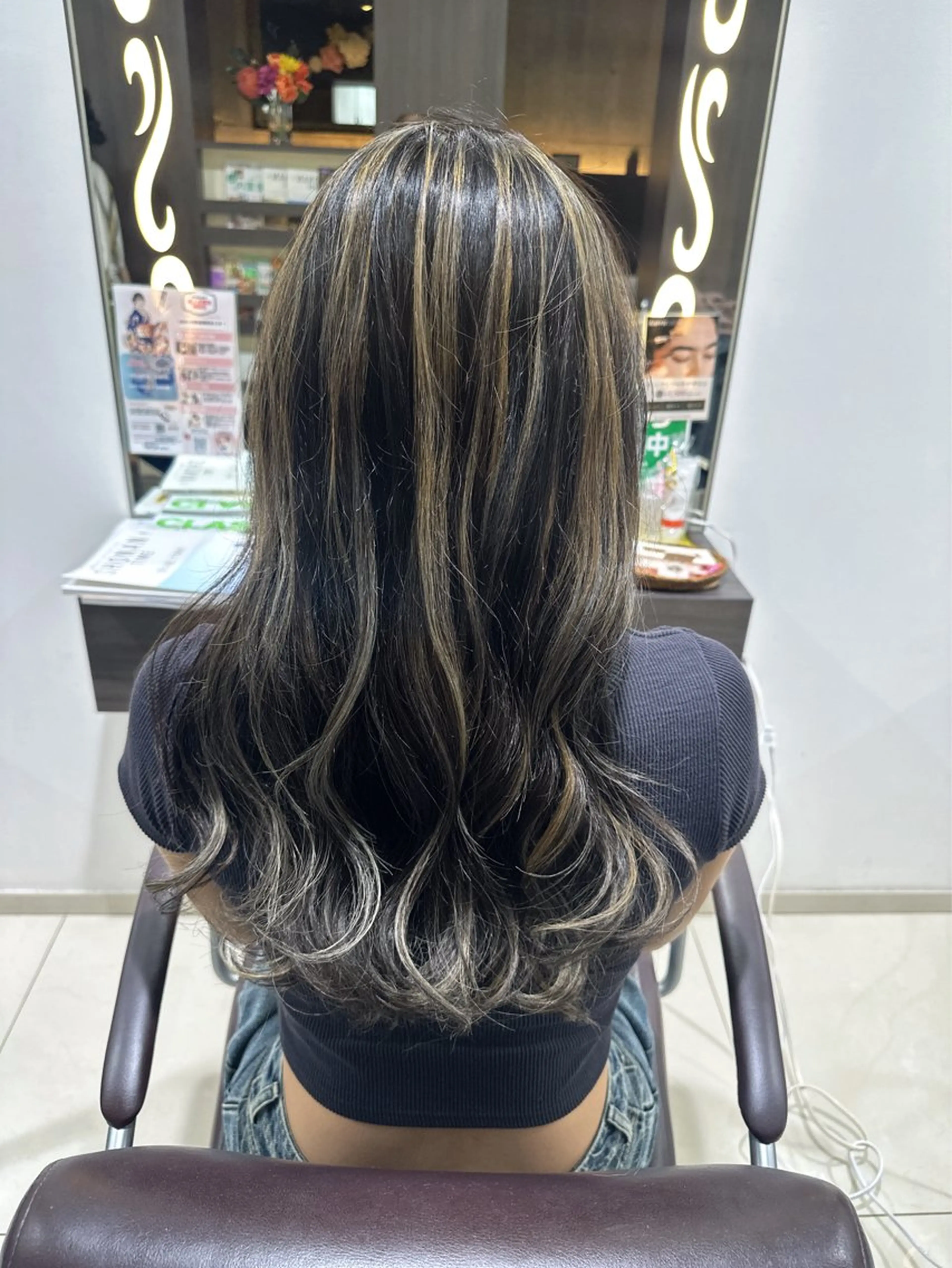 ロング ハイライト レイヤー 艶々カラーのヘアスタイル