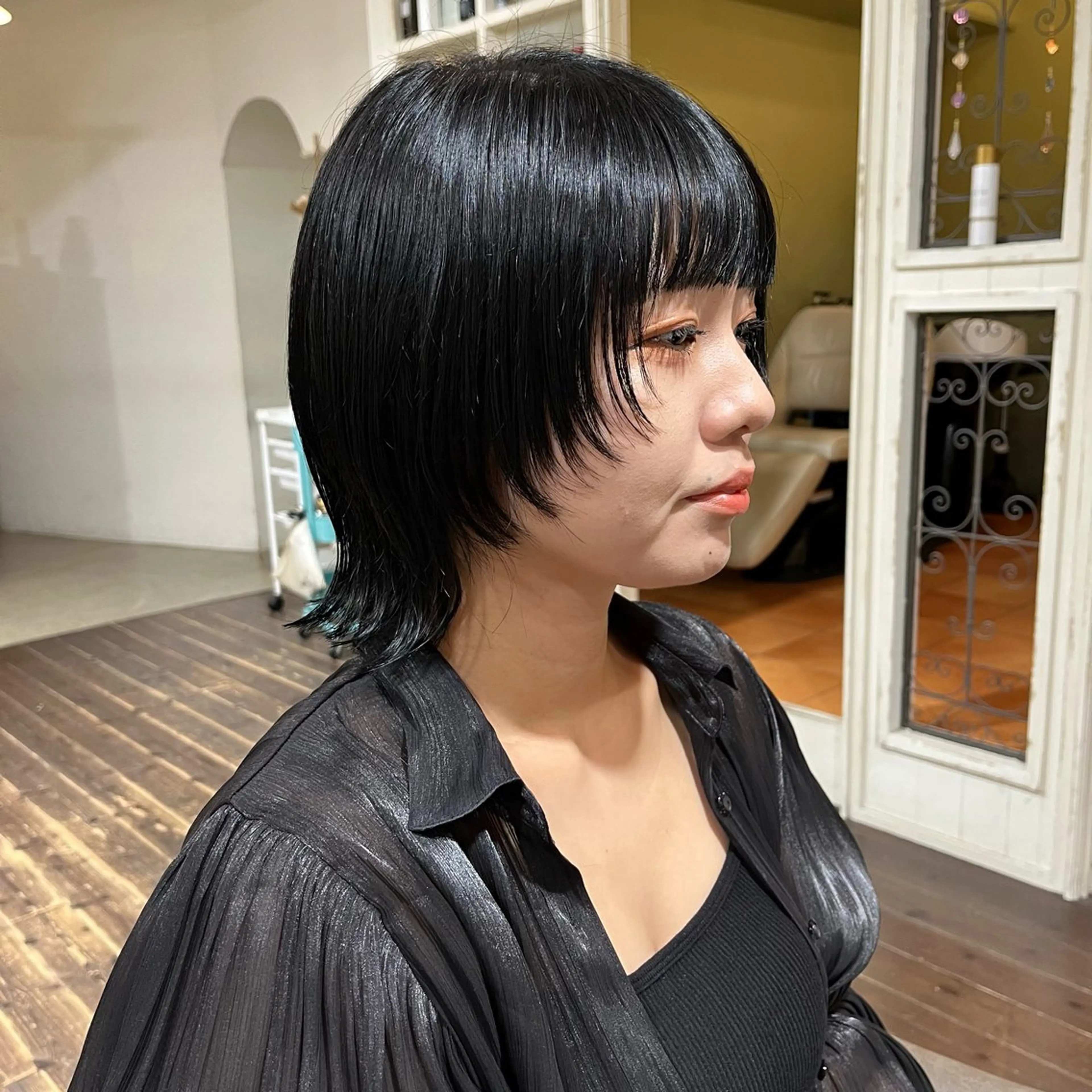 ショート カラー 黒髪 ブリーチ レイヤーカット ウルフカット ヘアカラー パ ルのヘアスタイル