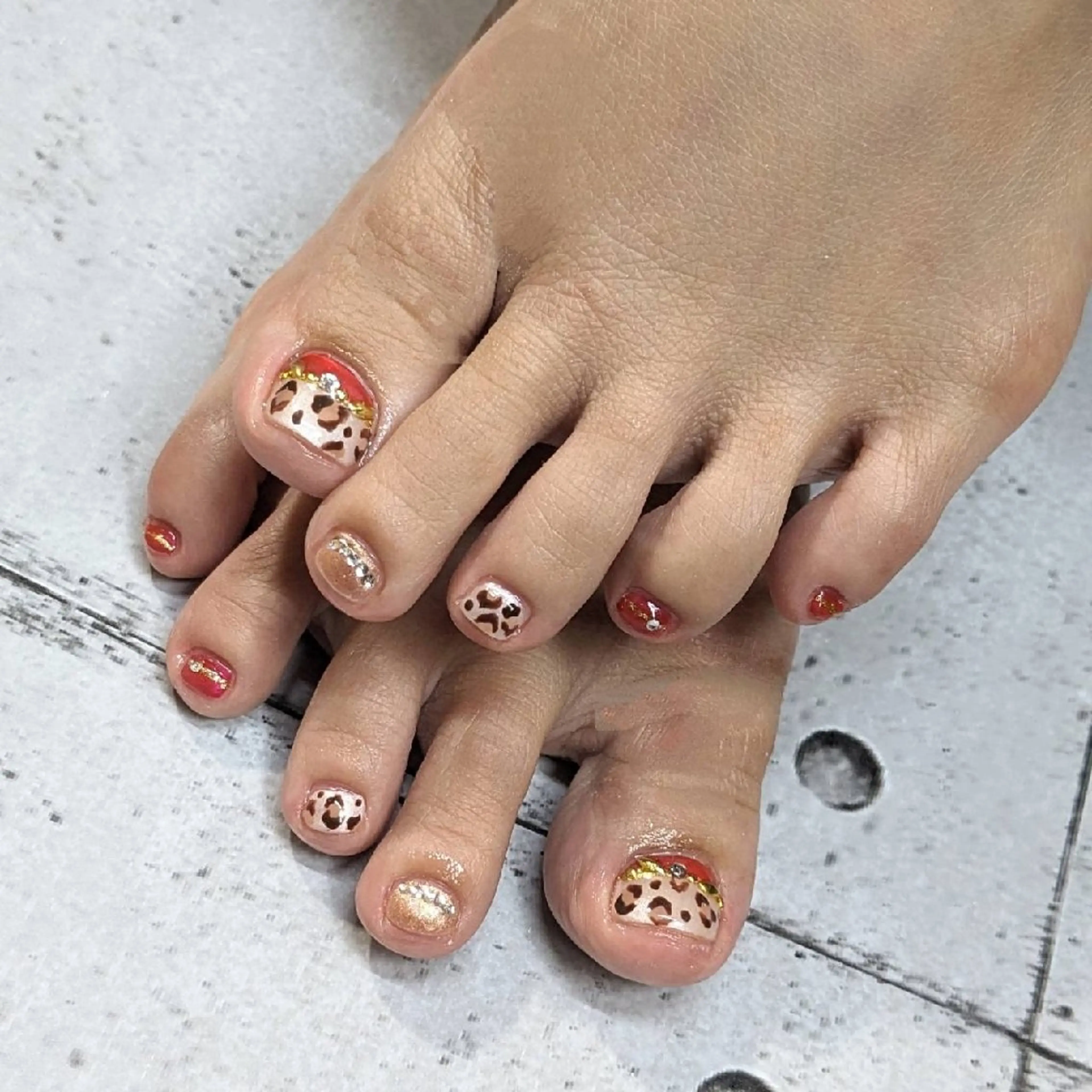 ネイル アニマル柄 赤色 フットネイル ネイルサロンベルティ .keikoのネイルデザイン