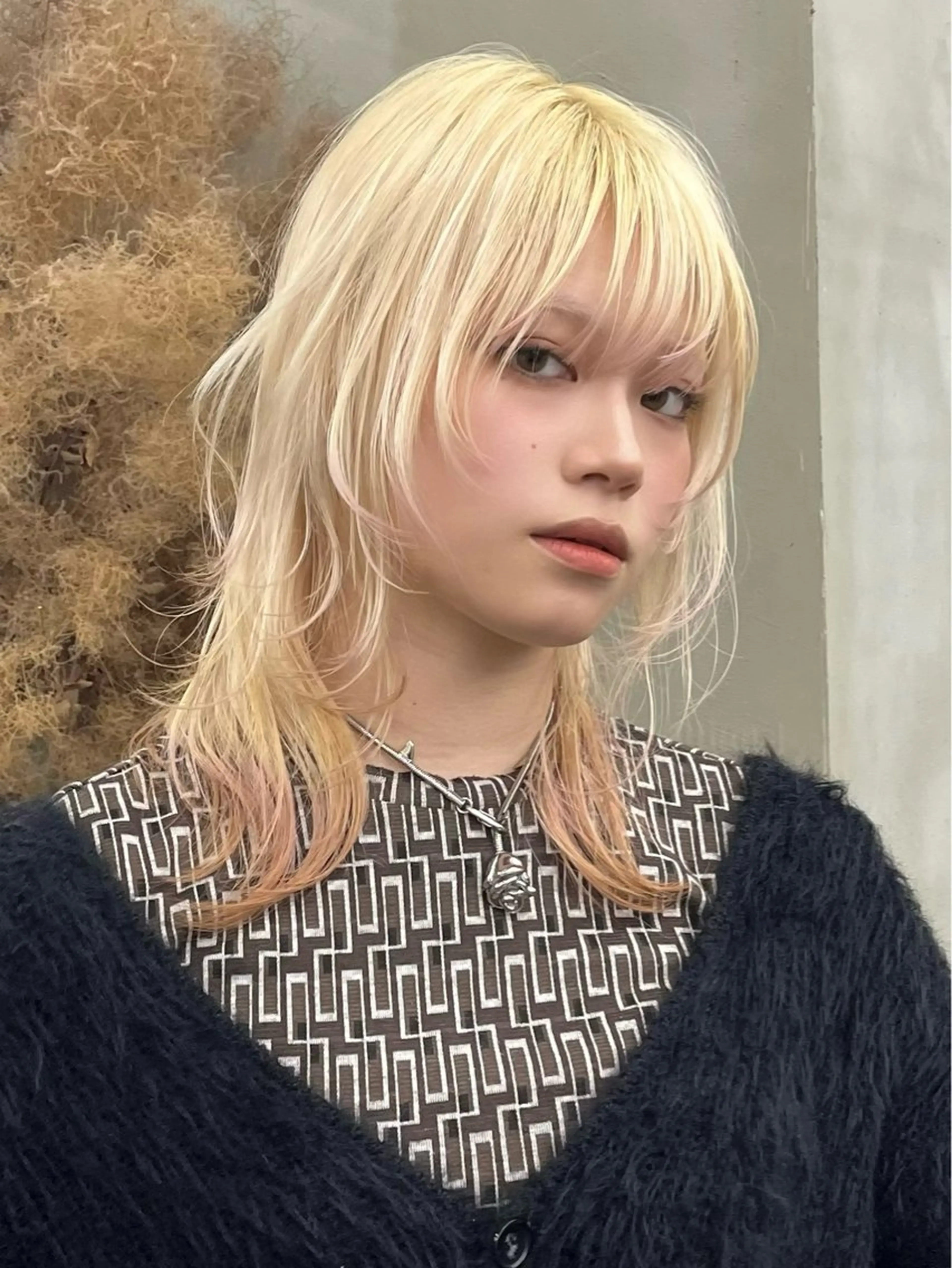 セミロング カラー 抜きっぱなしブロンド ブロンド デザインカラー オレンジ レイヤーカット イツク ⚡️ ルーツ/ハイトーンのヘアスタイル