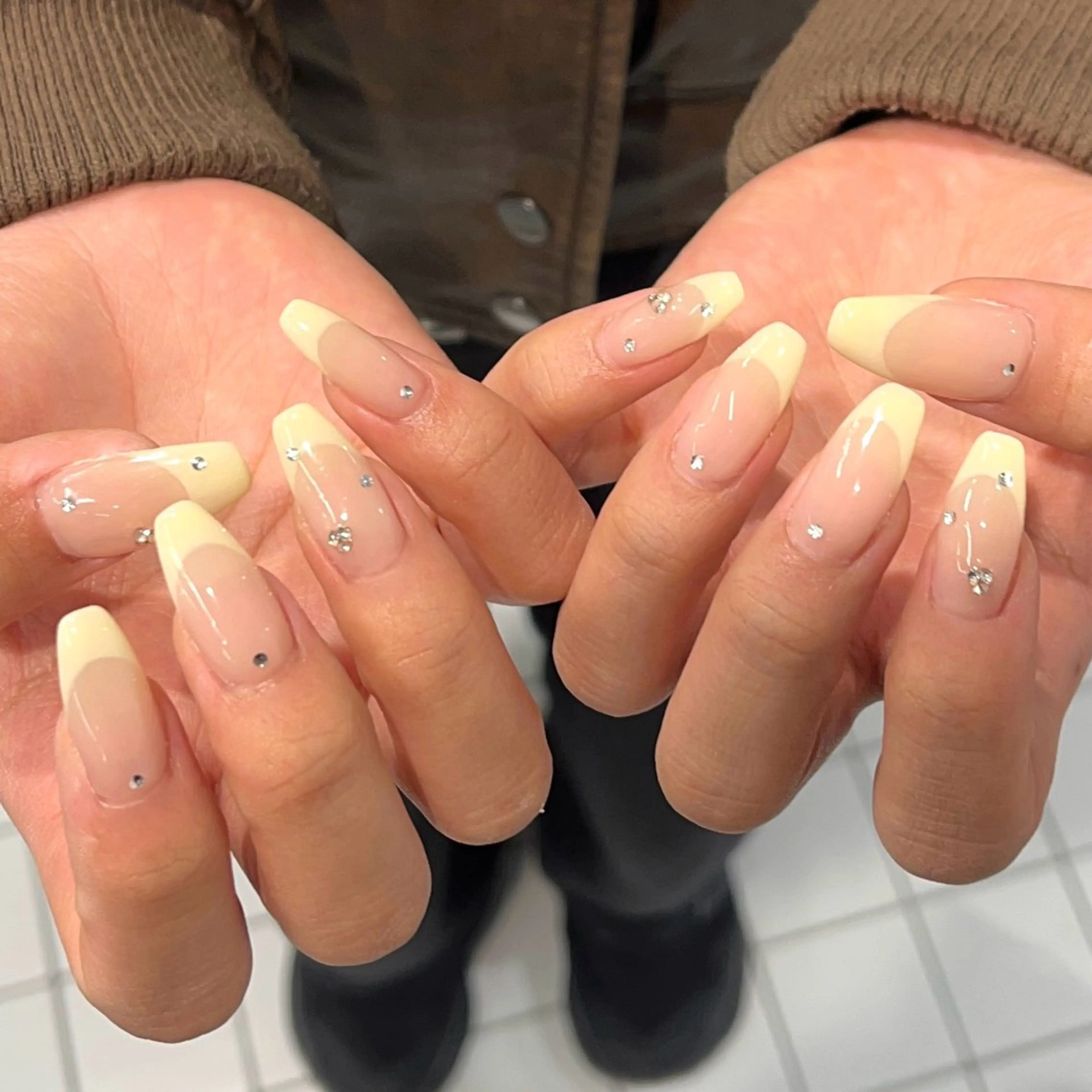 ネイル フレンチネイル キラキラネイル ロングネイル リボン 冬ネイル ハンドネイル eight nail 春菜のネイルデザイン