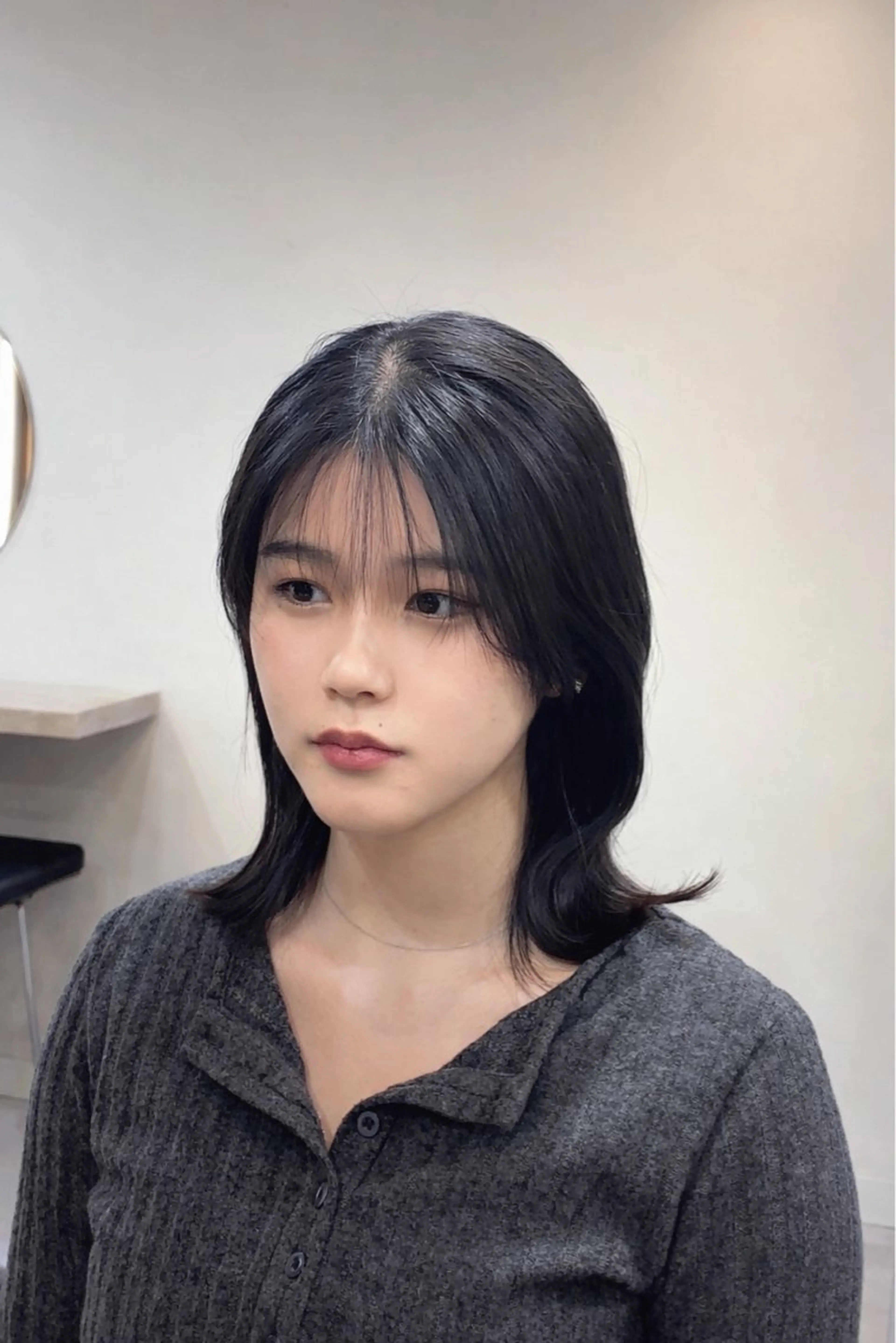 ミディアム カット 韓国風レイヤー× くびれヘア艶髪のヘアスタイル