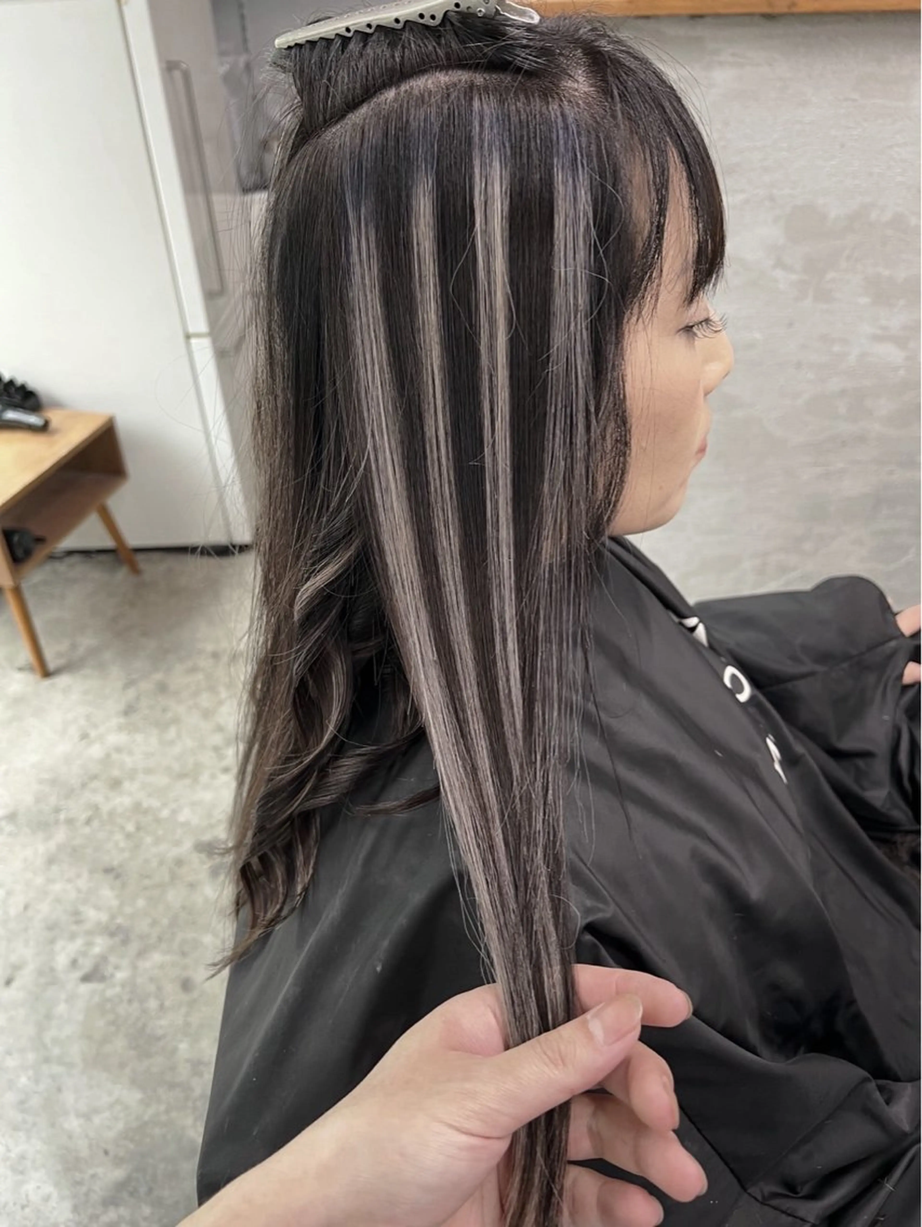 ロング カラー ダークグレー ダークグレージュ グレージュ ハイライトカラー ハイライト ヘアカラー トリートメント 指名数No.1 /NAOYAのヘアスタイル