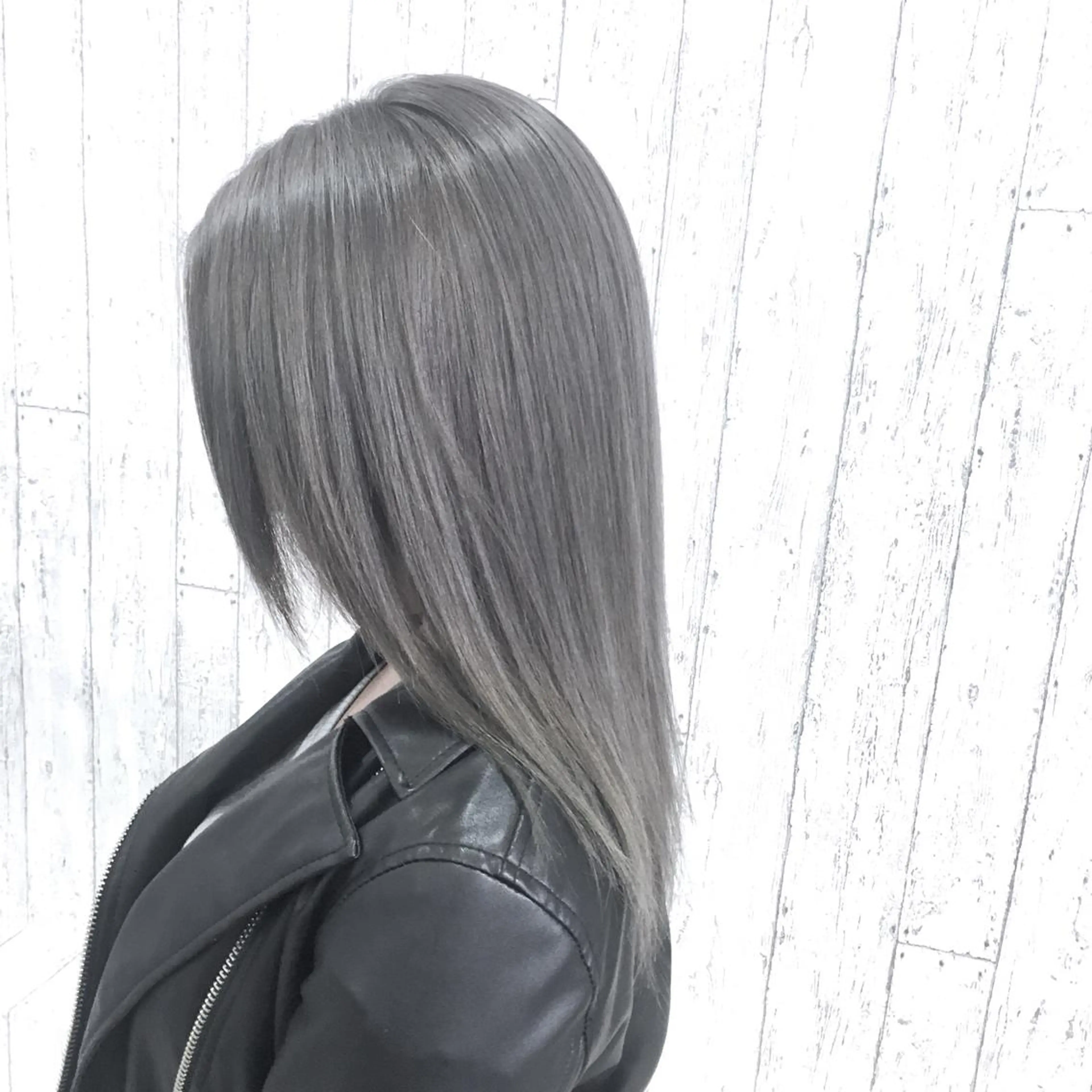 セミロング LANI OOSAKAのヘアスタイル