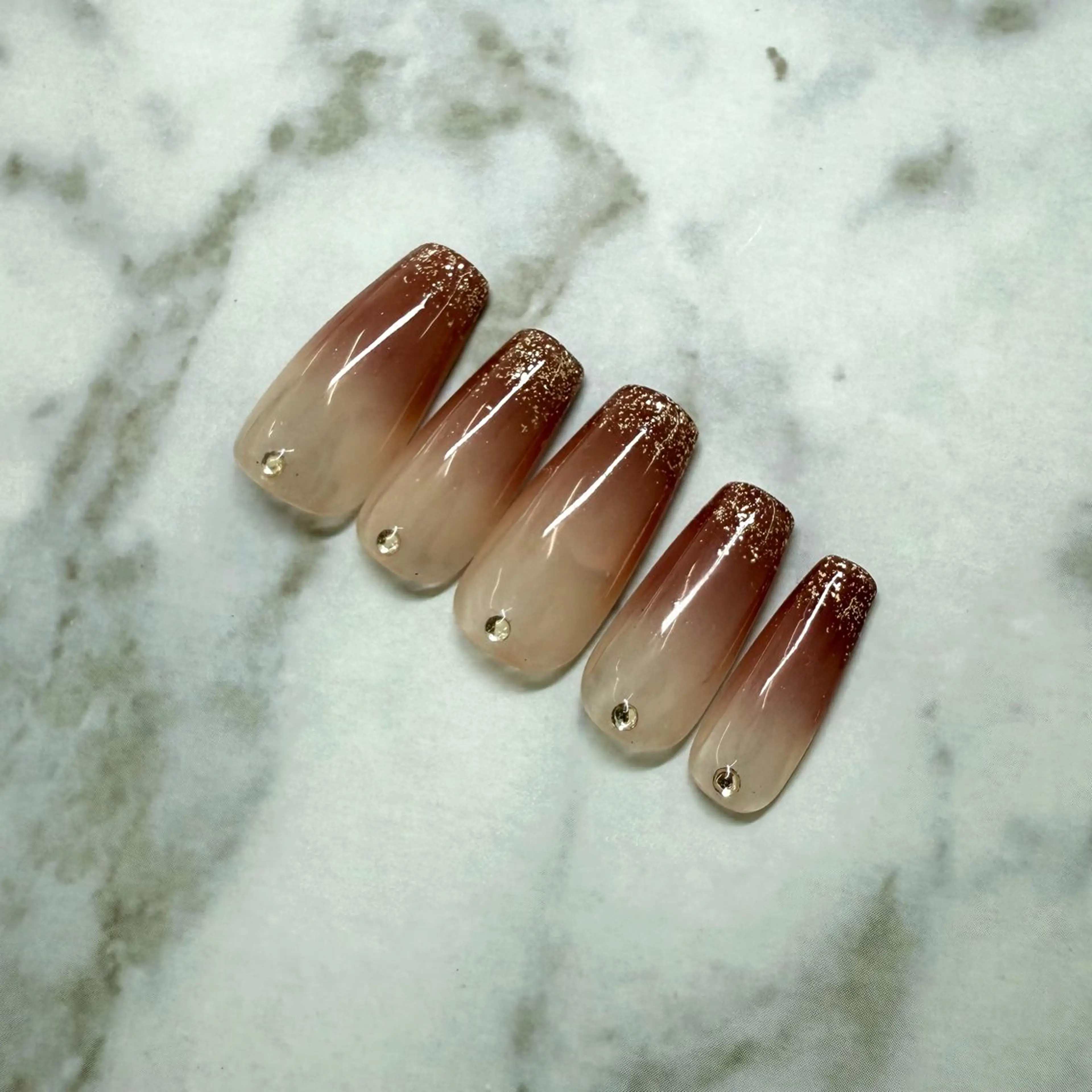 ネイル ボルドー ゴールド グラデーション ラメ(グリッター) ラメグラデーション Amie NAILのネイルデザイン