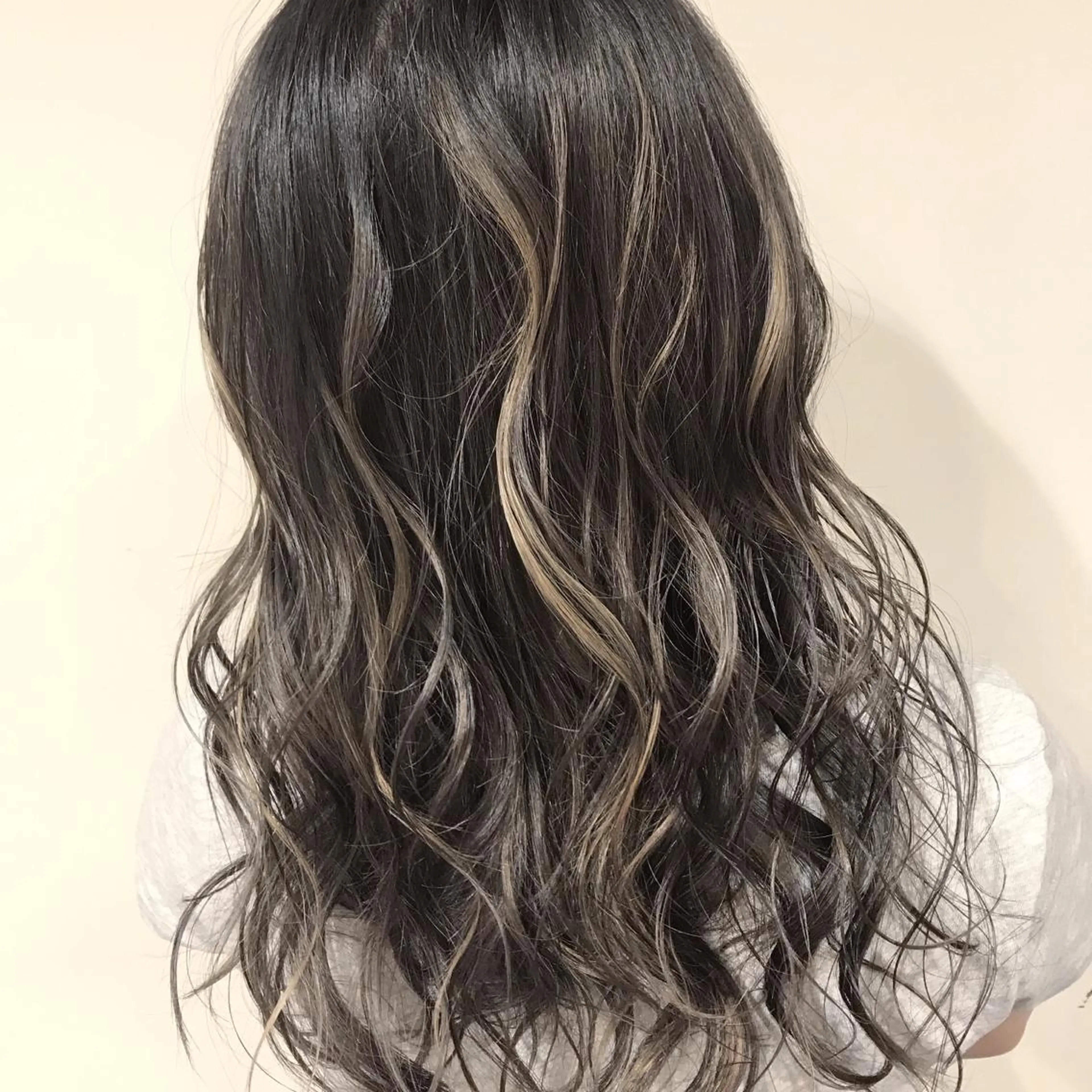 ミディアム カラー アッシュ アッシュグレー アッシュグレージュ バレイヤージュ ベージュカラー AMI Hair supply所属・髪質改善カラー韓国風 レイヤーtudaのヘアスタイル