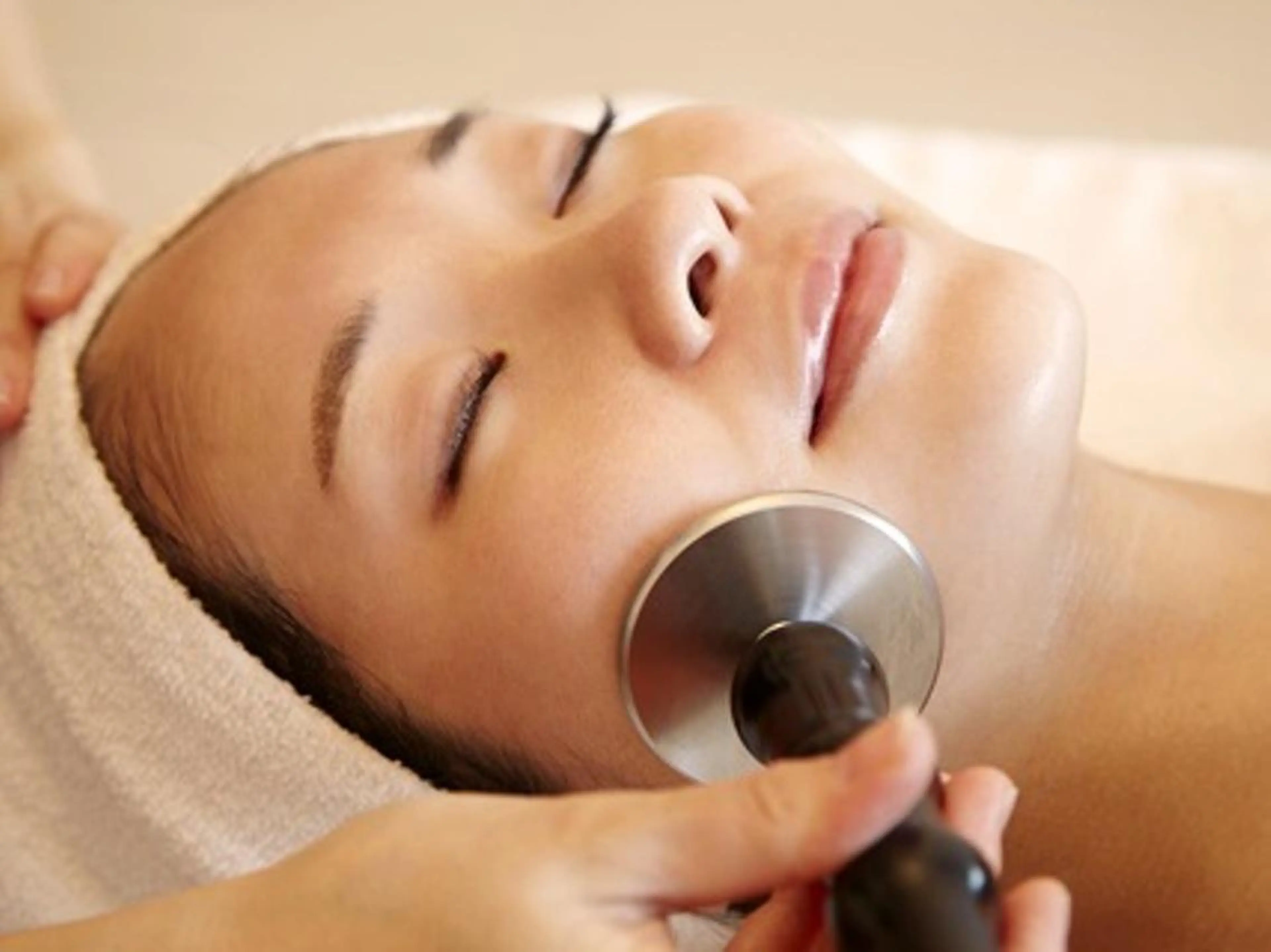 【骨から整う×温めて流す】小顔矯正コルギ&温熱ラジオ波/肩デコルテ付60分の写真