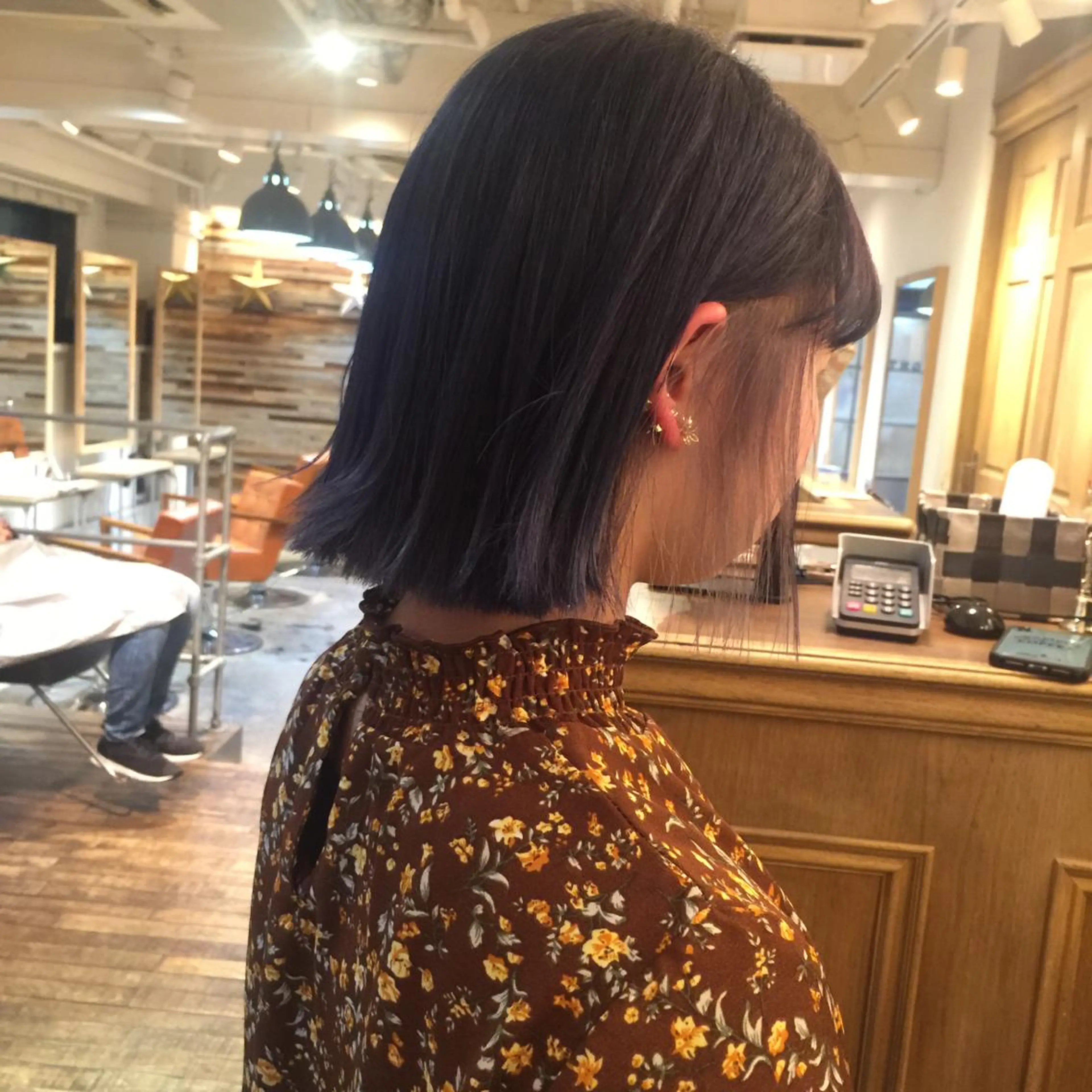 ミディアム カラー イヤリングカラー ラベンダーカラー ラベンダーグレー ホワイト&レイヤーカ ットエクステ長畠俊輔のヘアスタイル