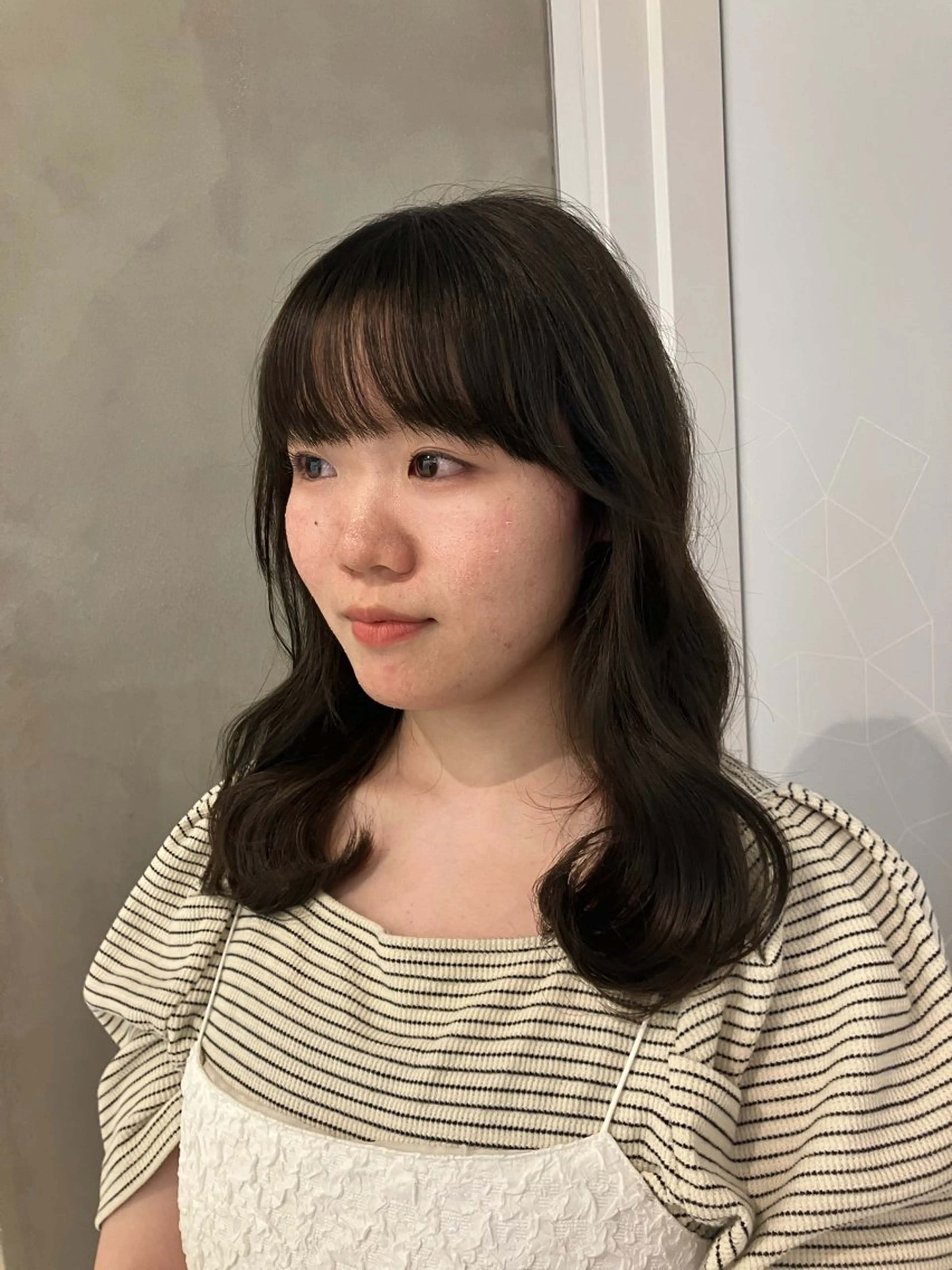 ミディアム カラー オリーブカラー 山縣 稚子のヘアスタイル